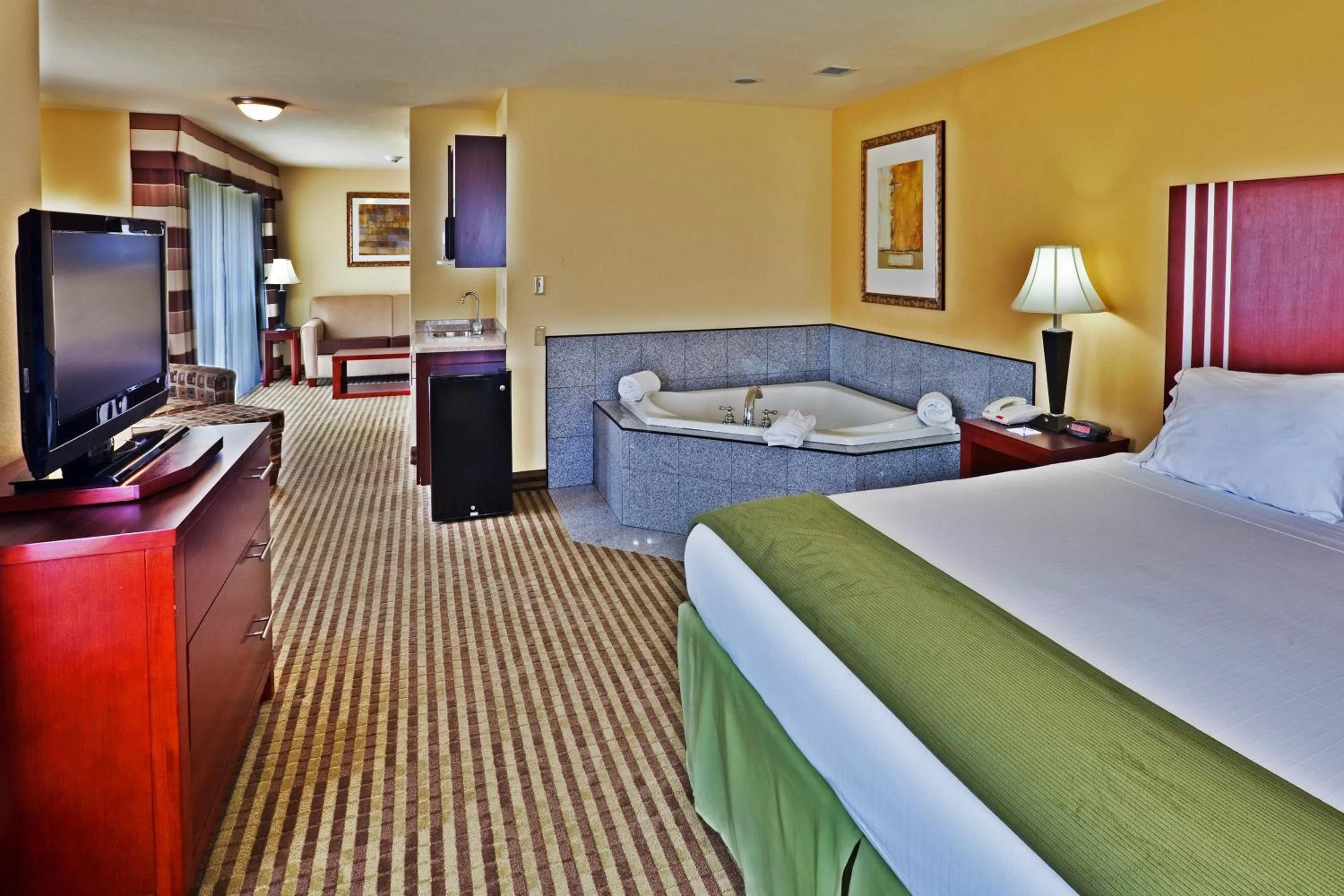 Photo of the whole room, Bed in Holiday Inn Express Ponca City by IHG