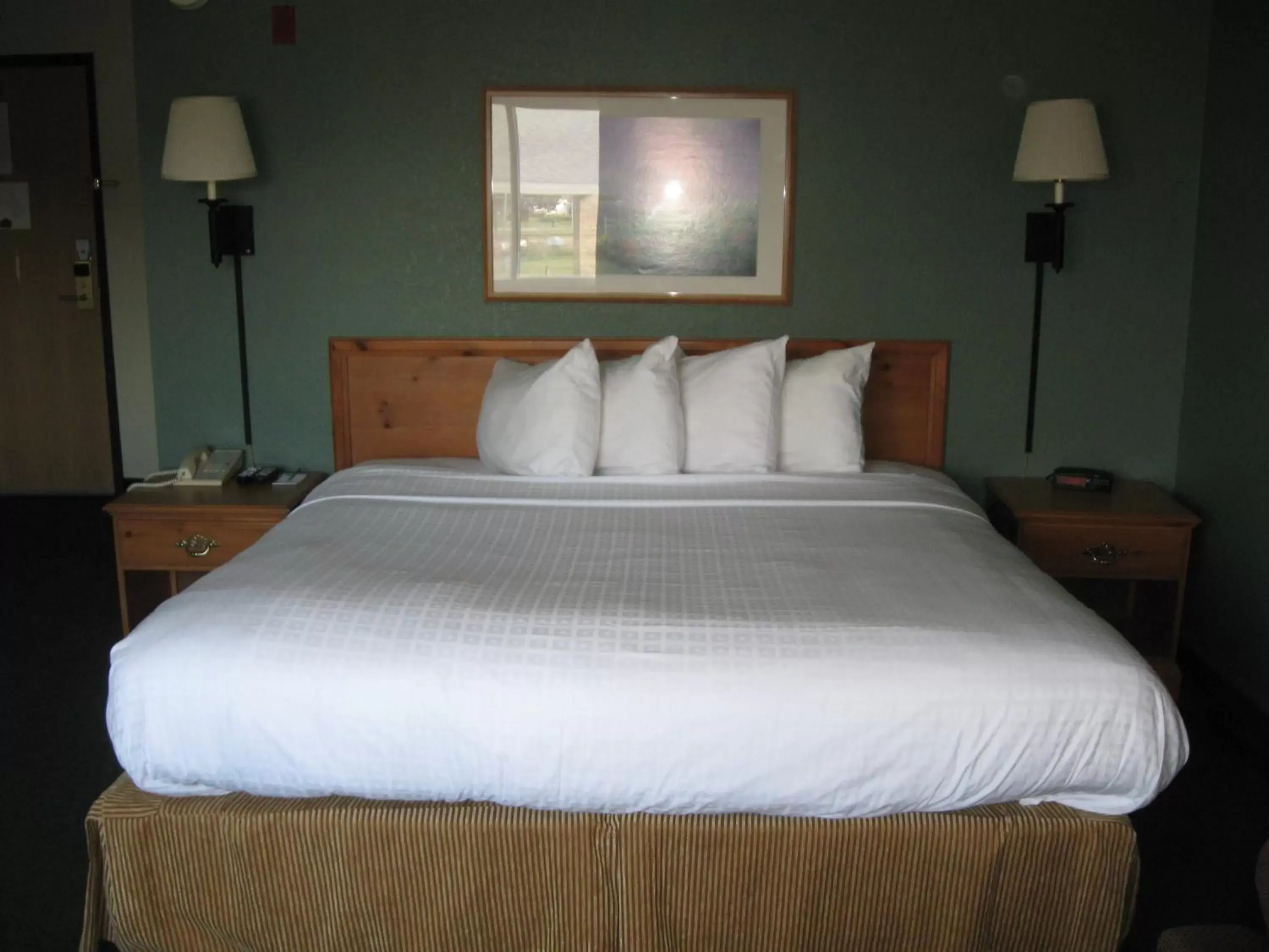 Bed in AmericInn by Wyndham Oscoda Near AuSable River