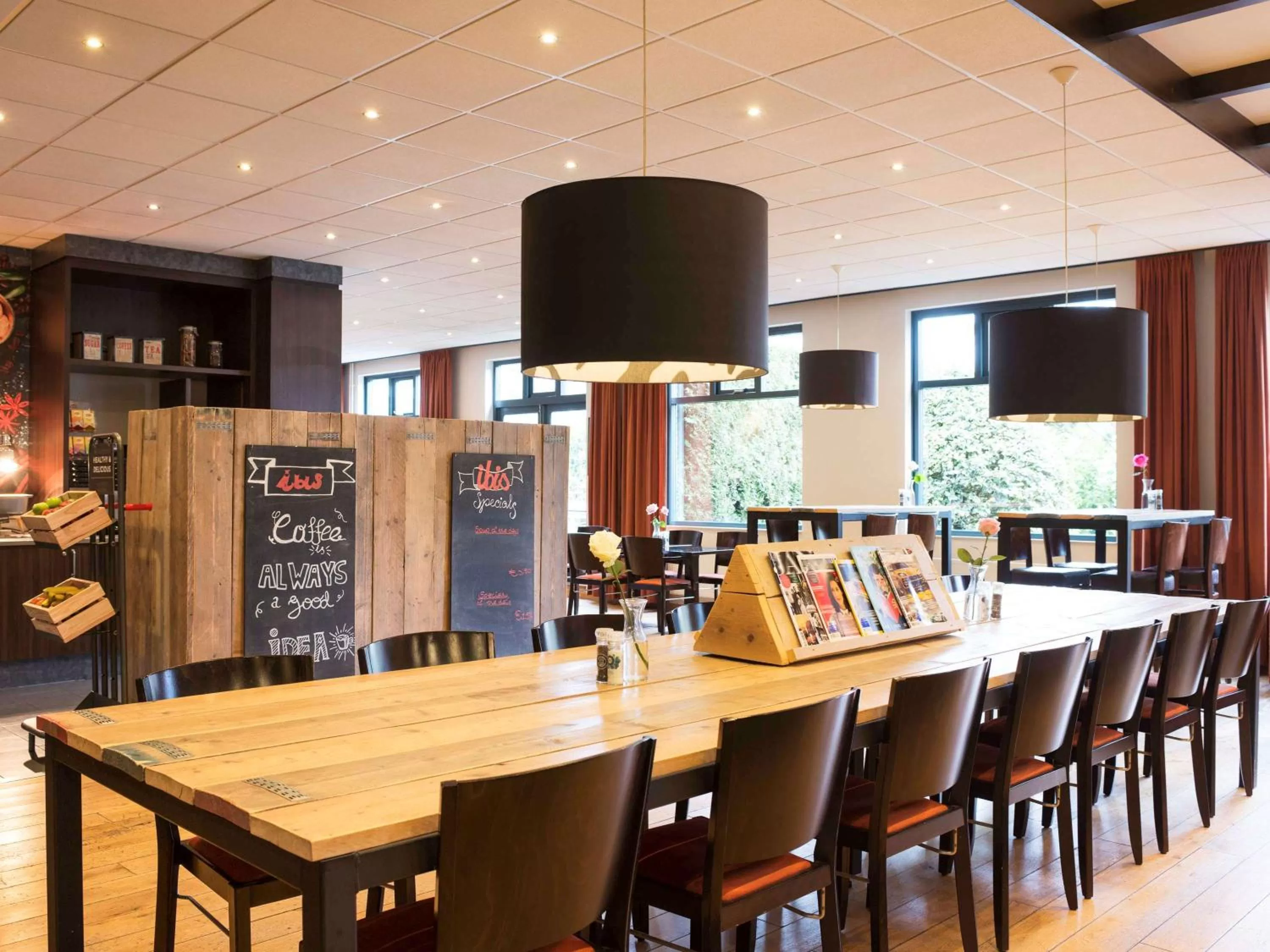 Lounge or bar in ibis Rotterdam Vlaardingen