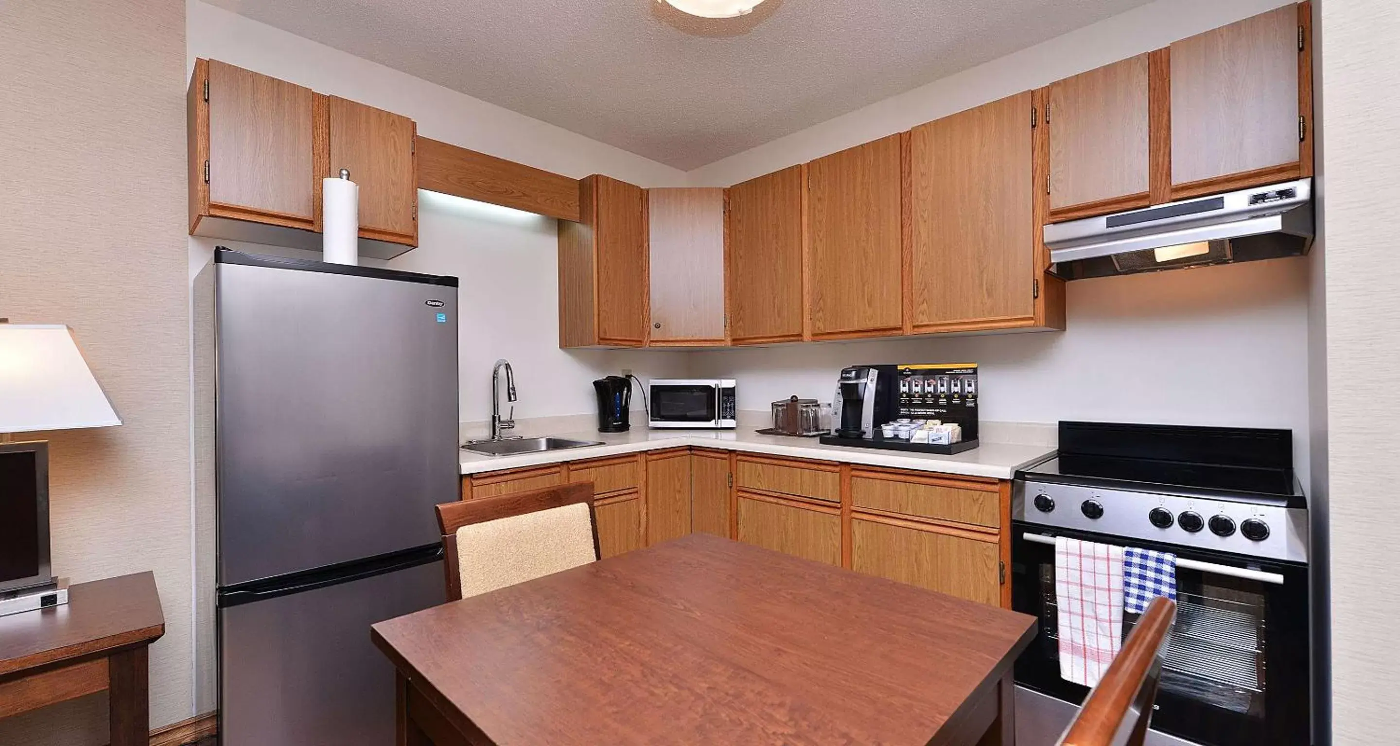 Photo of the whole room, Kitchen/Kitchenette in Best Western Plus Emerald Isle Hotel