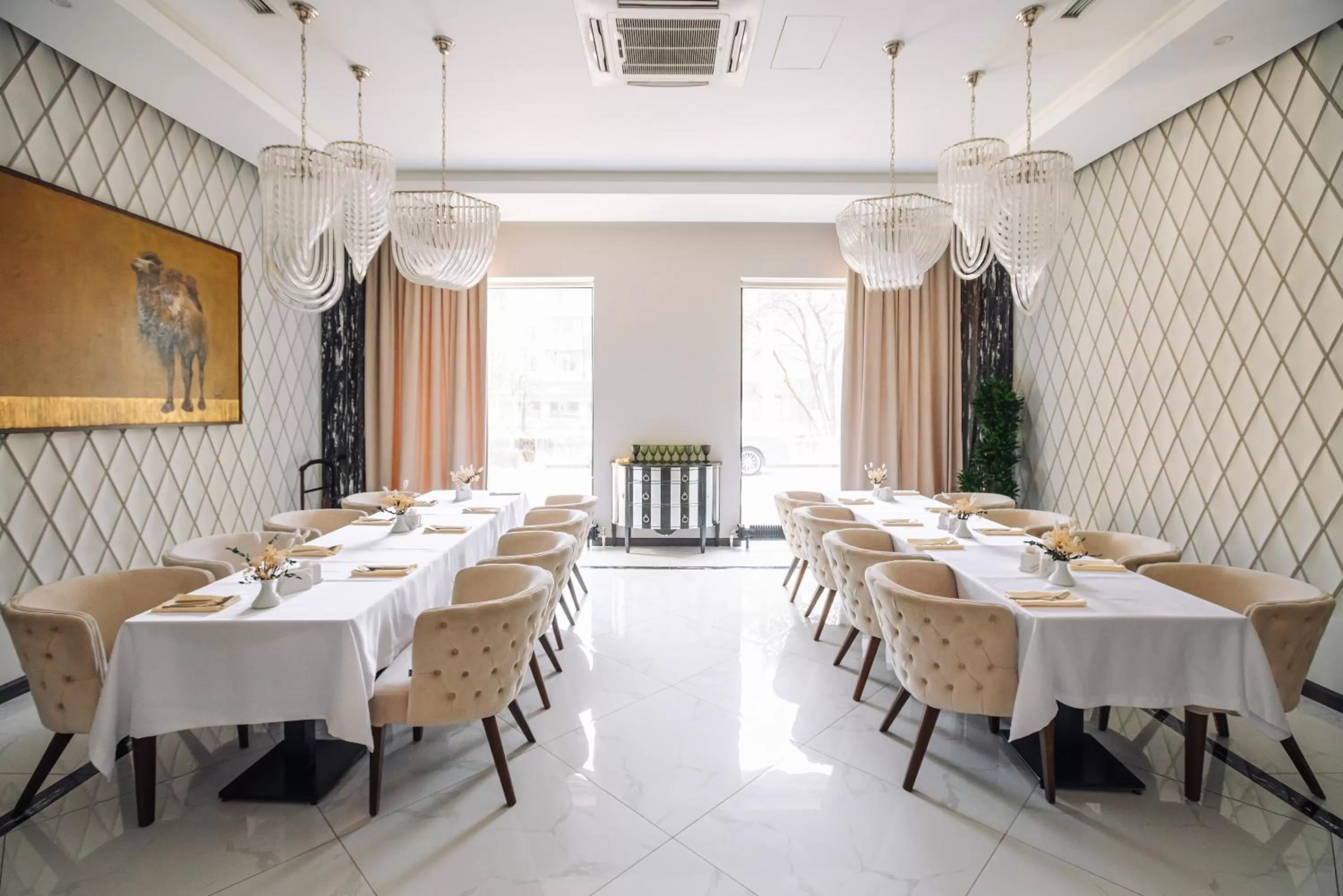 Restaurant/places to eat in Resident City Hotel