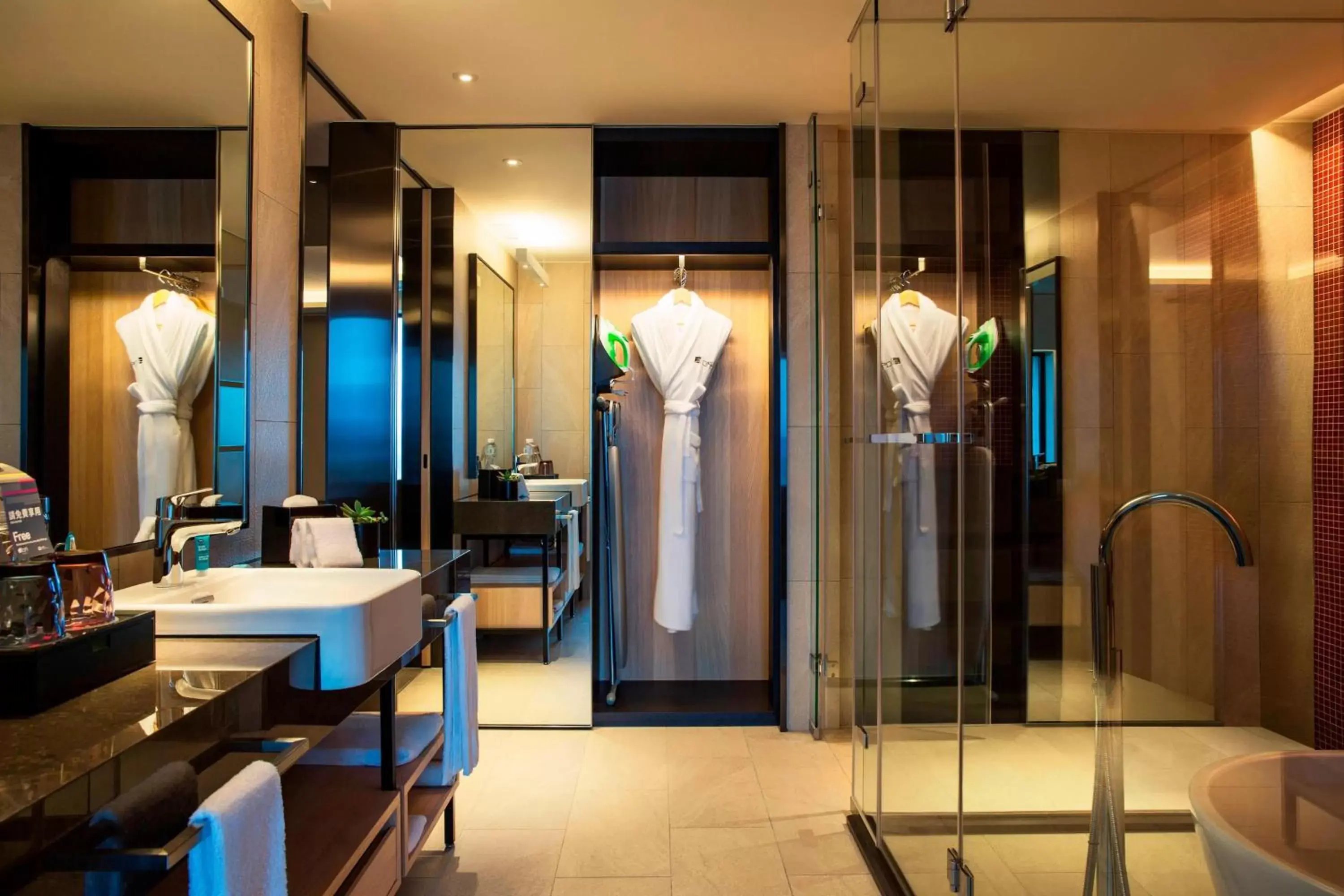 Bathroom, Restaurant/Places to Eat in Aloft Taipei Beitou