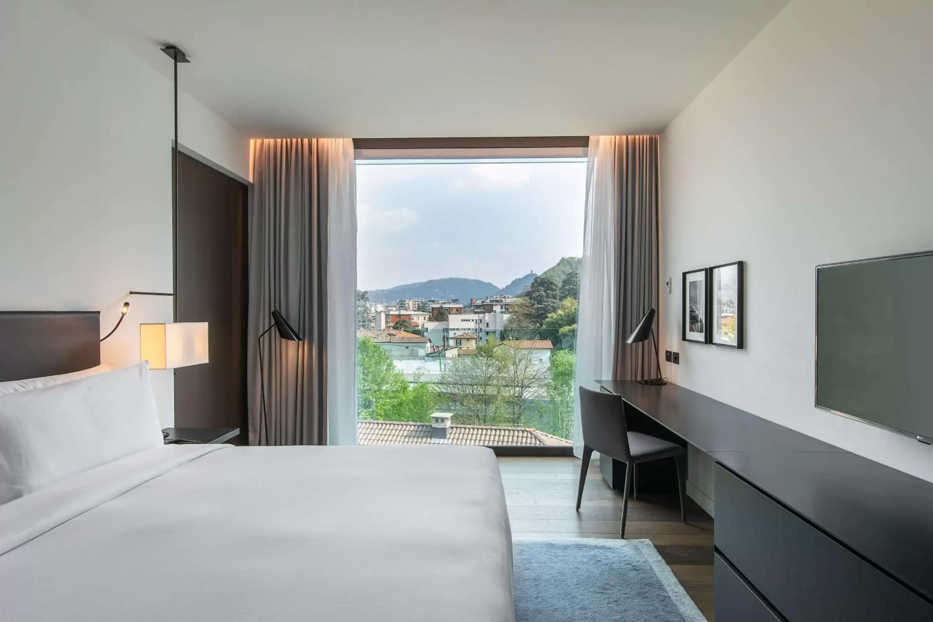 Bed, Mountain View in Hilton Lake Como