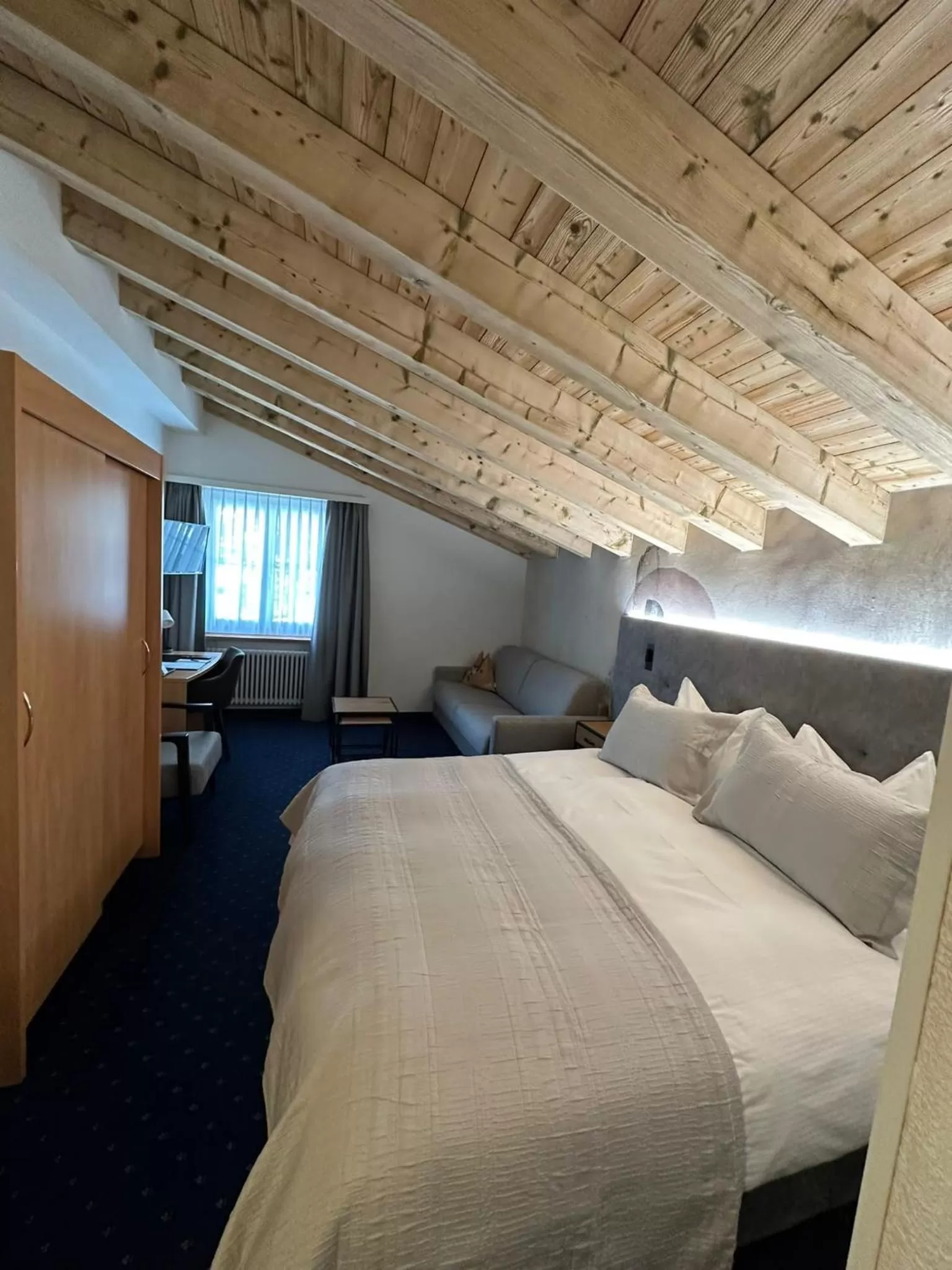 Photo of the whole room, Bed in Hotel Bünda Davos