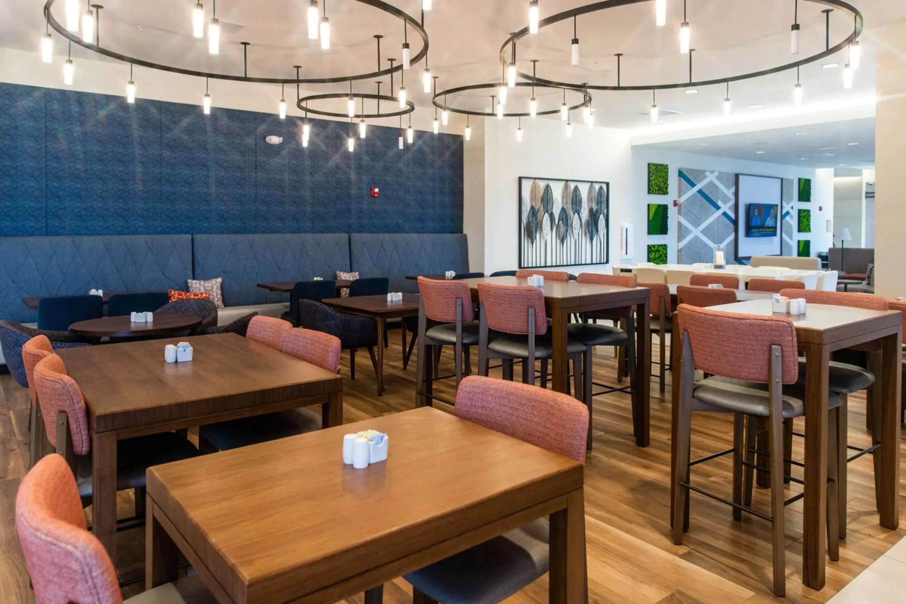 Lounge or bar, Restaurant/Places to Eat in Hilton Garden Inn Mattoon, IL