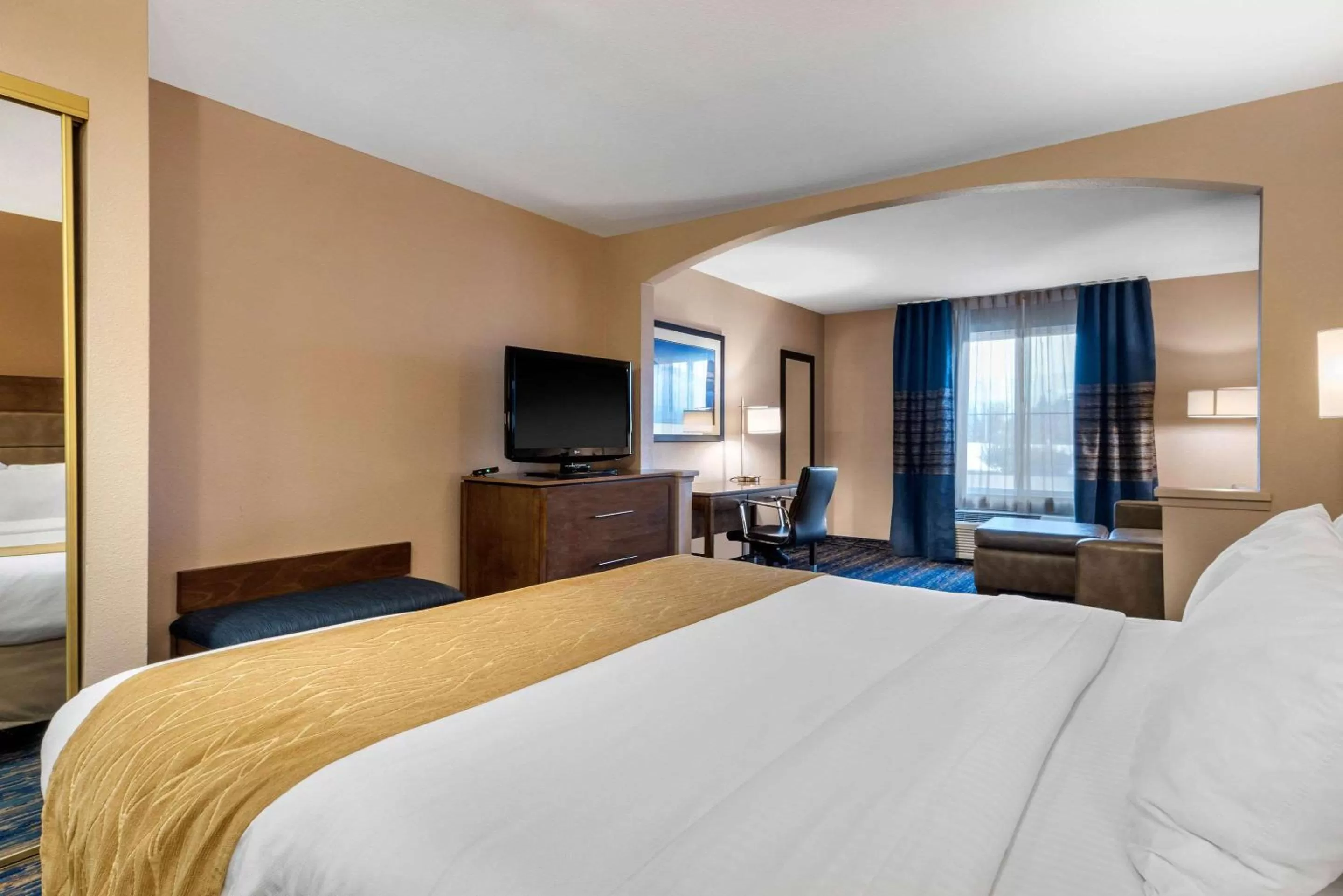 Photo of the whole room, Bed in Comfort Inn South San Jose - Morgan Hill