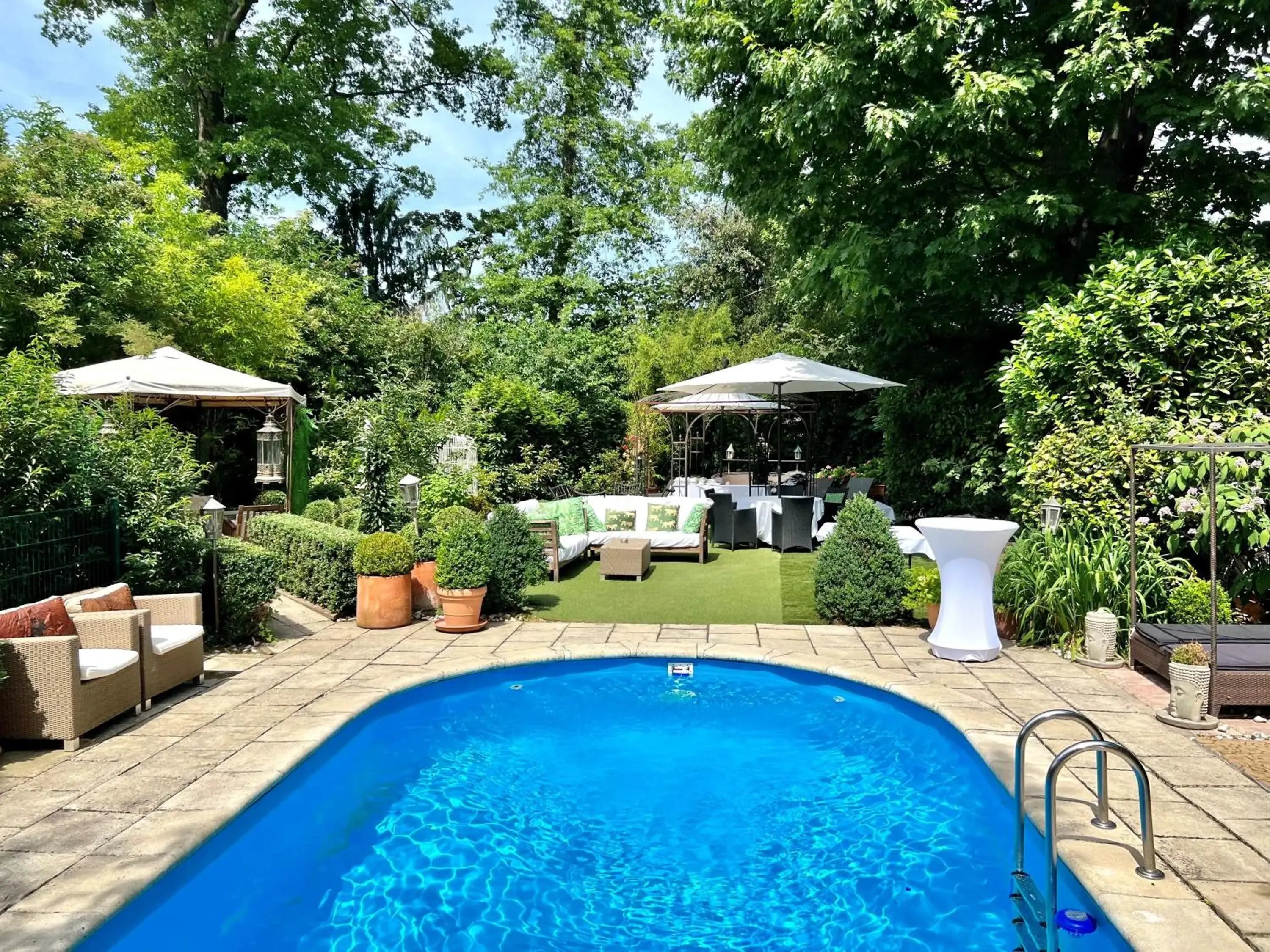 Garden, Swimming Pool in Hotel Ashley's Garden