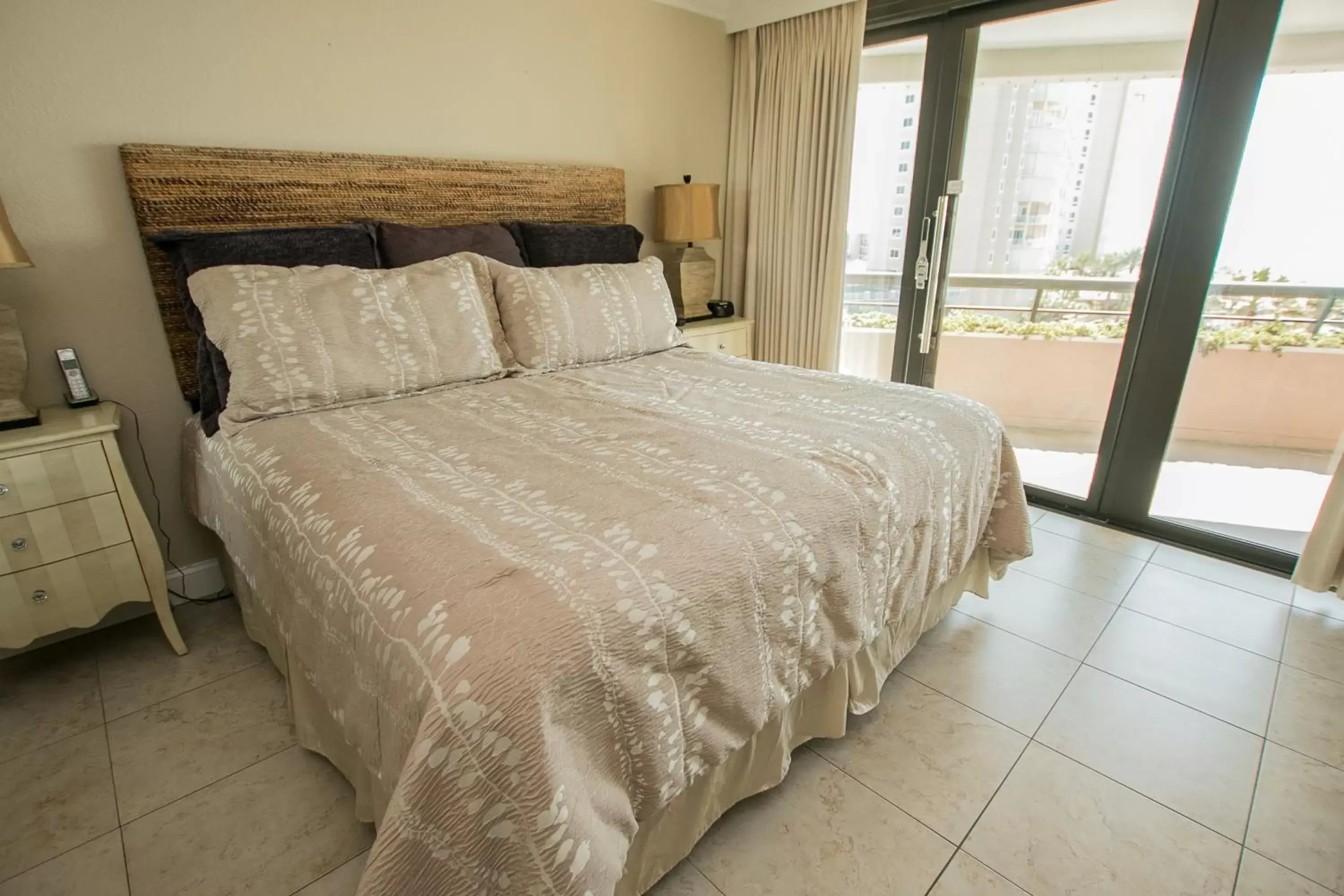 Bed in Edgewater Beach Resort 602 Destin (Condo)