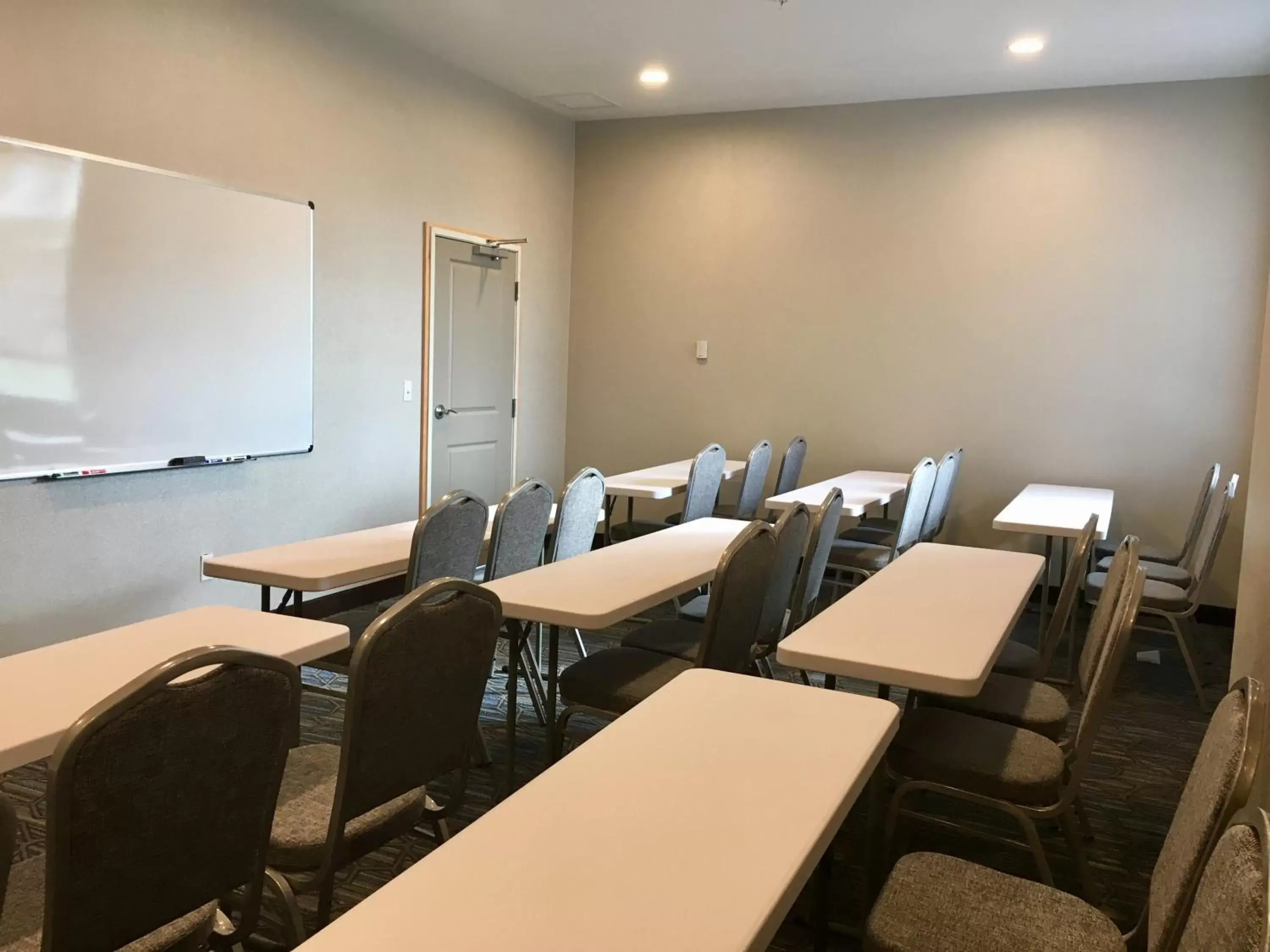 Meeting/conference room in Holiday Inn Express - Grand Island, an IHG Hotel