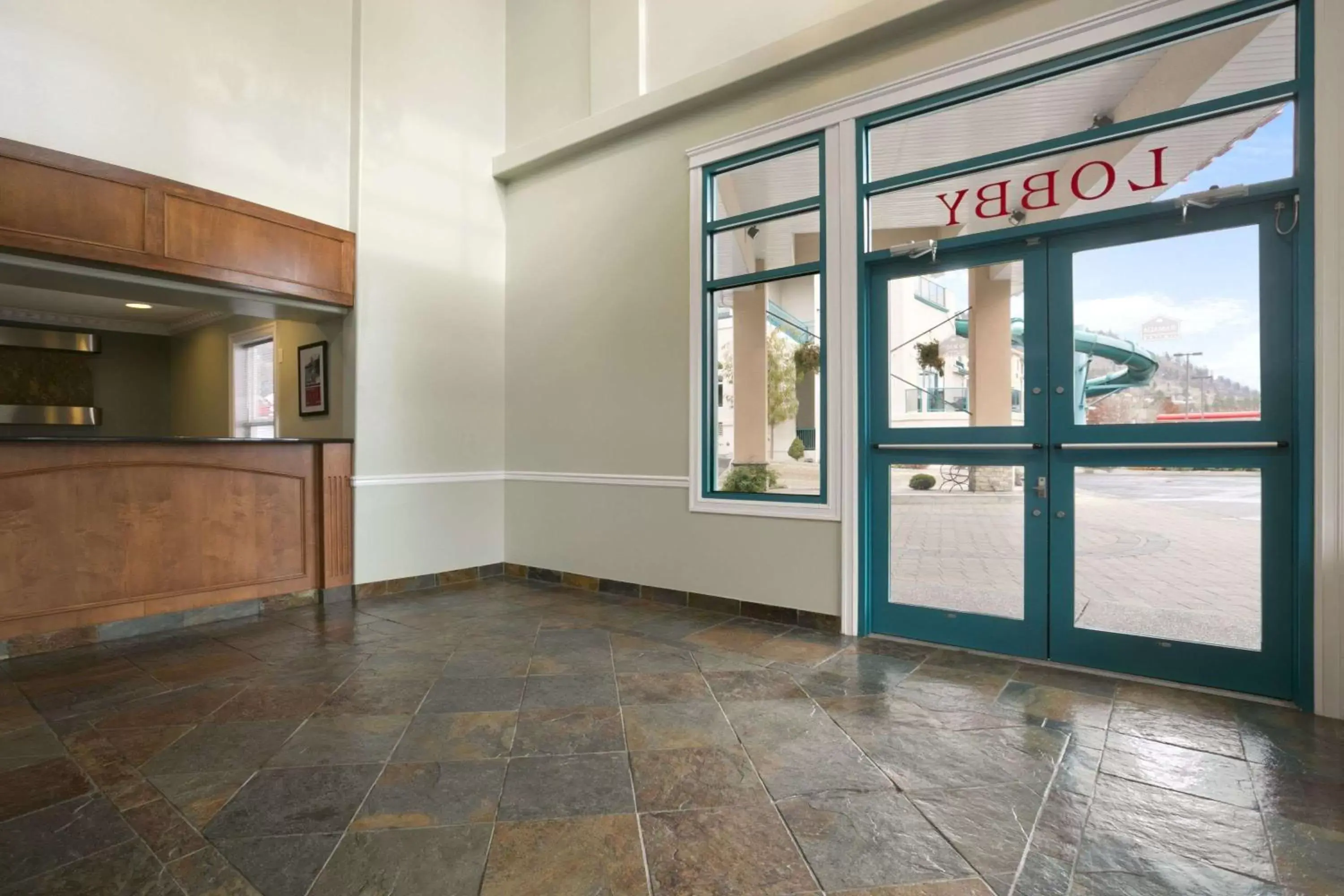 Lobby or reception in Ramada Merritt