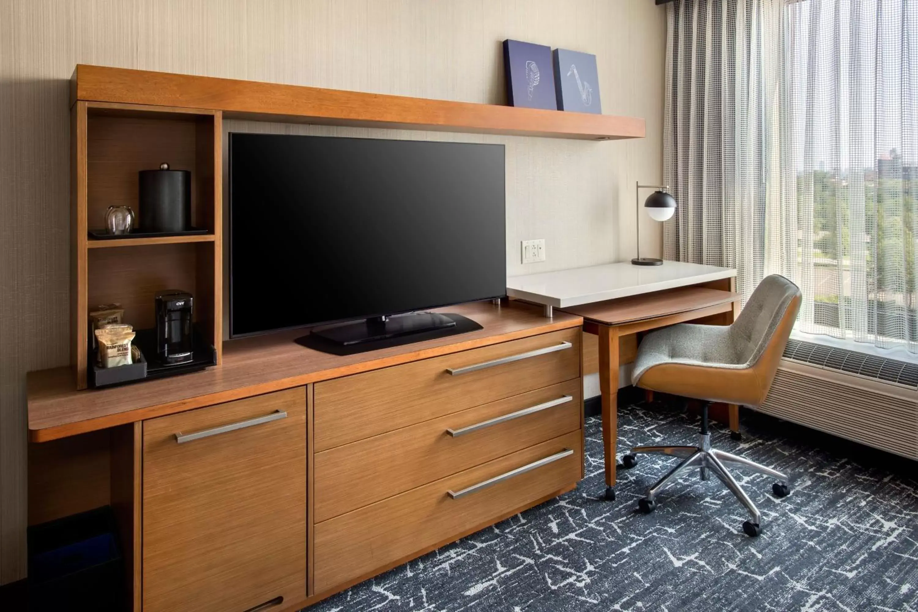 Photo of the whole room, TV/Entertainment Center in Courtyard by Marriott Philadelphia South at The Navy Yard