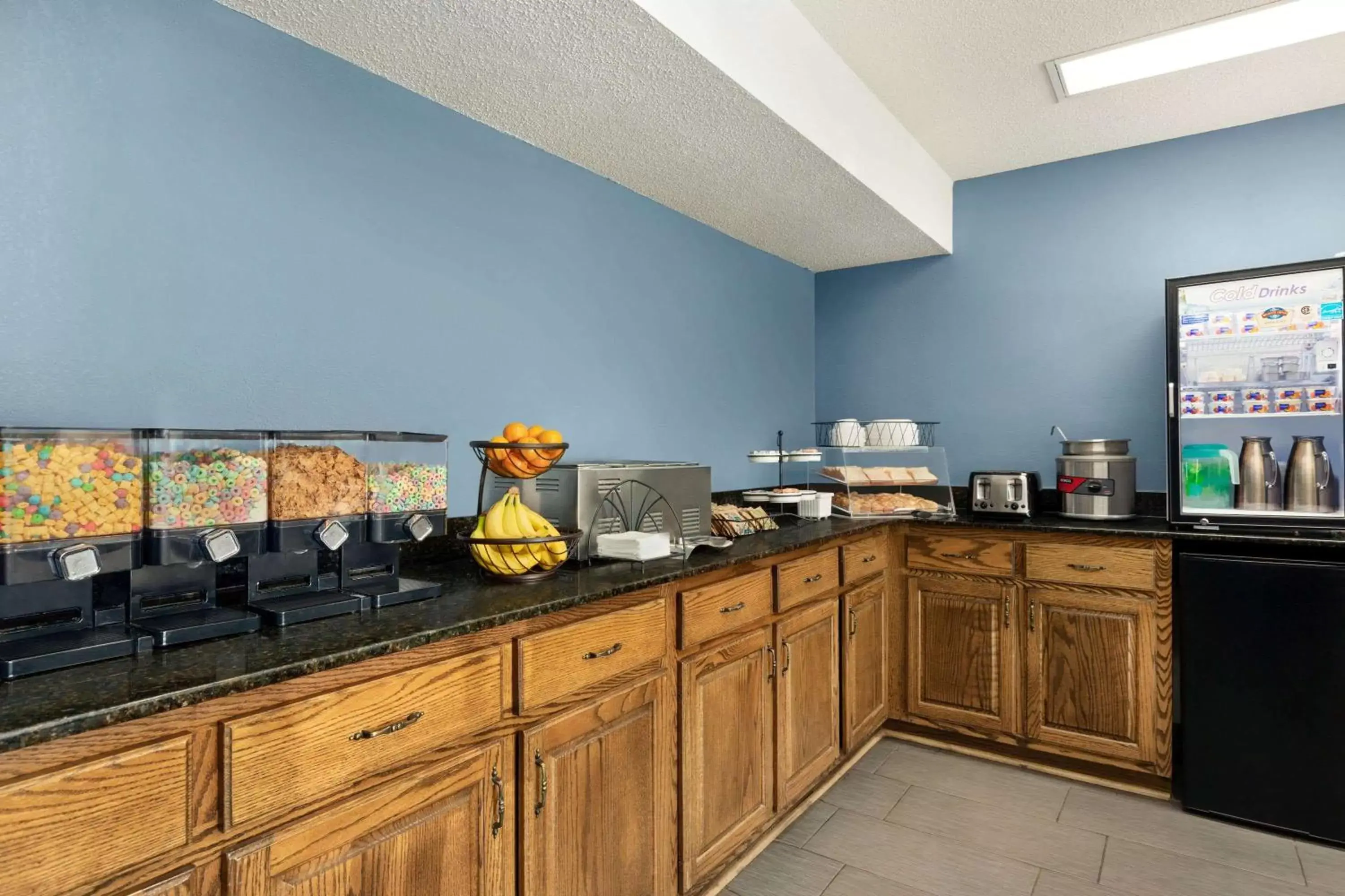 Restaurant/places to eat, Kitchen/Kitchenette in Baymont by Wyndham Warner Robins