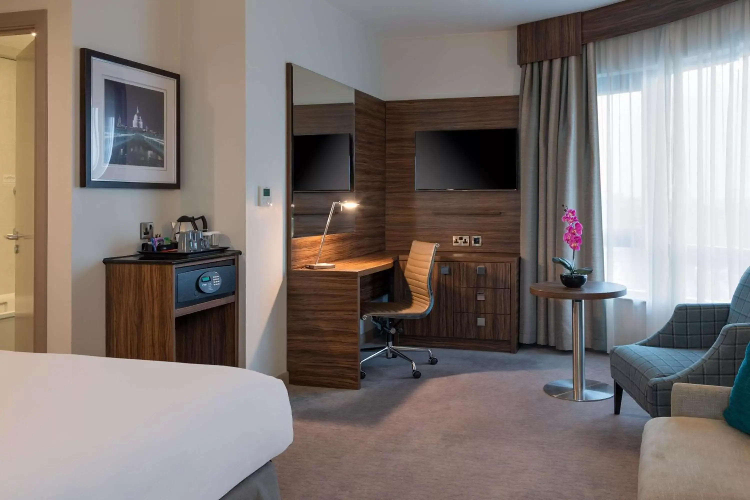 Bedroom, Seating Area in DoubleTree by Hilton London Angel Kings Cross
