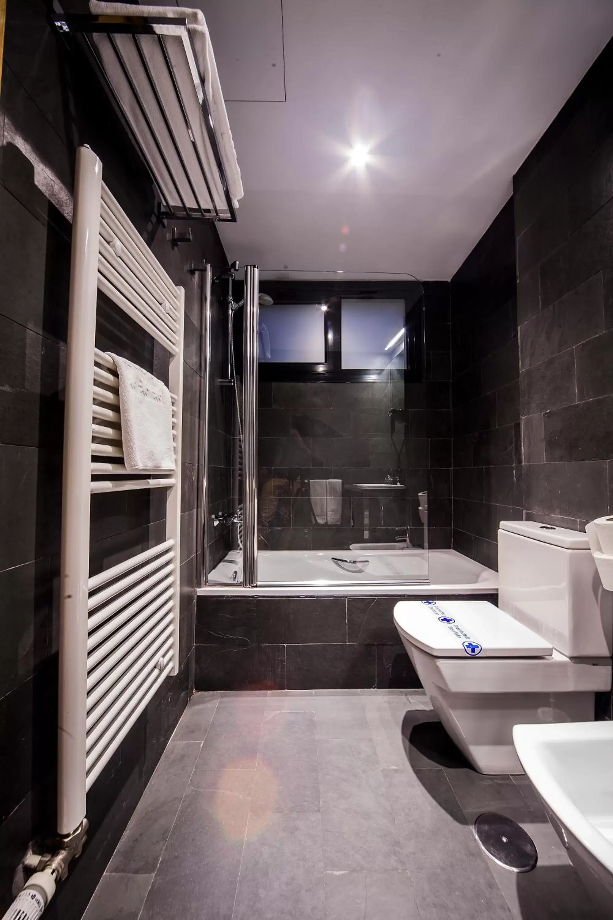 Bath, Bathroom in Hotel Duero