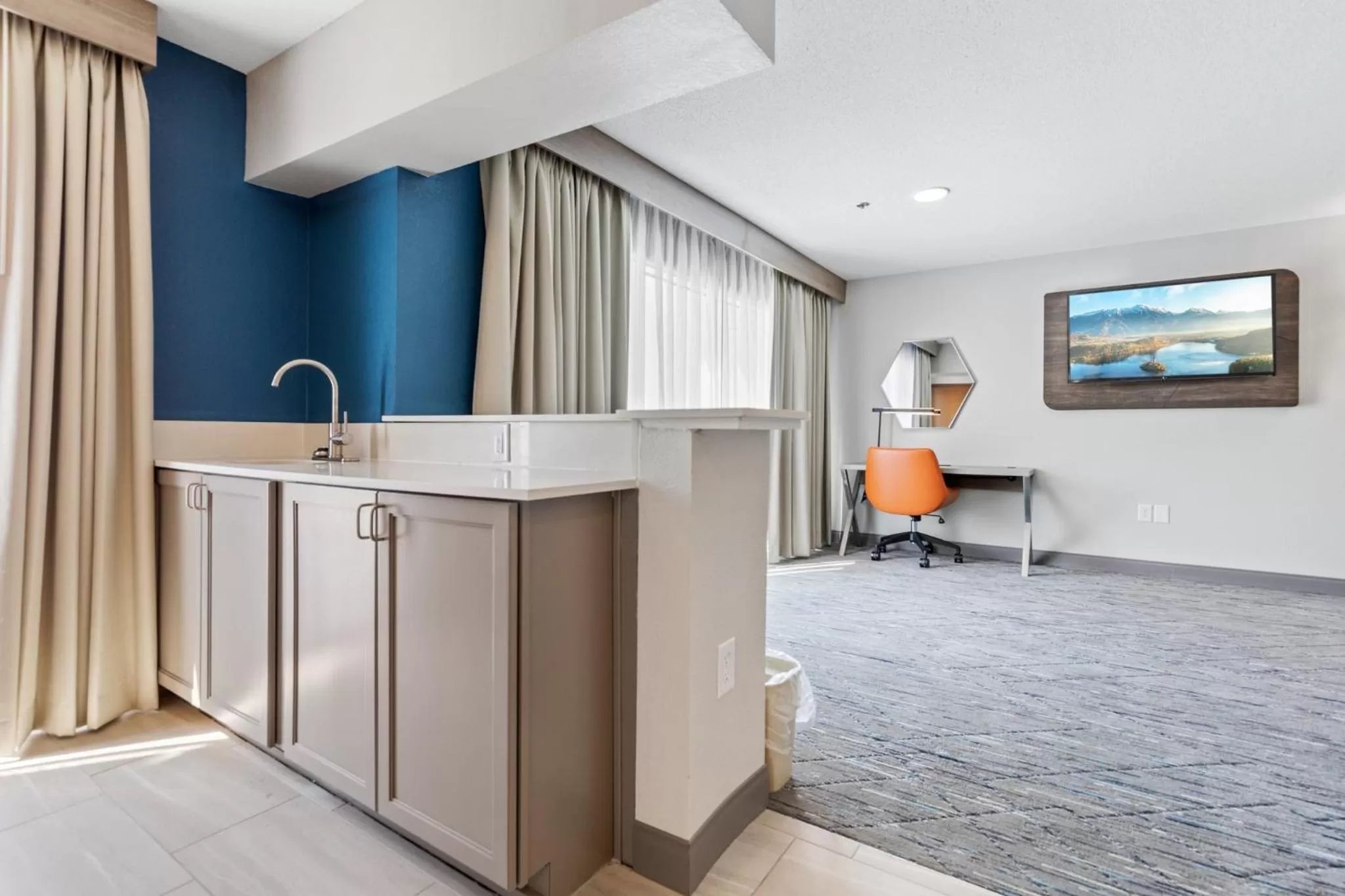 Photo of the whole room, Kitchen/Kitchenette in Holiday Inn Express Hotel & Suites Starkville, an IHG Hotel