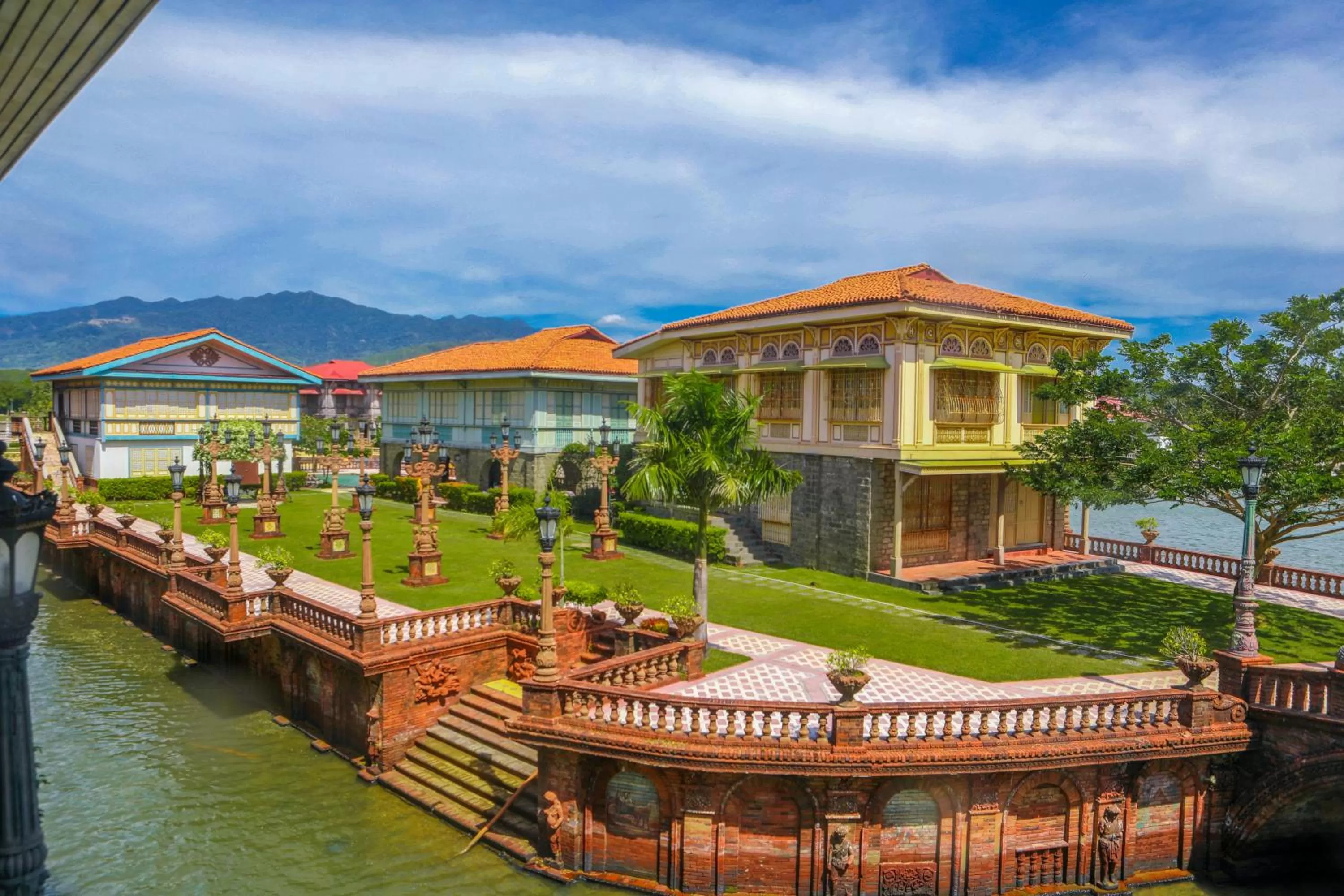 Property Building in Las Casas Filipinas de Acuzar