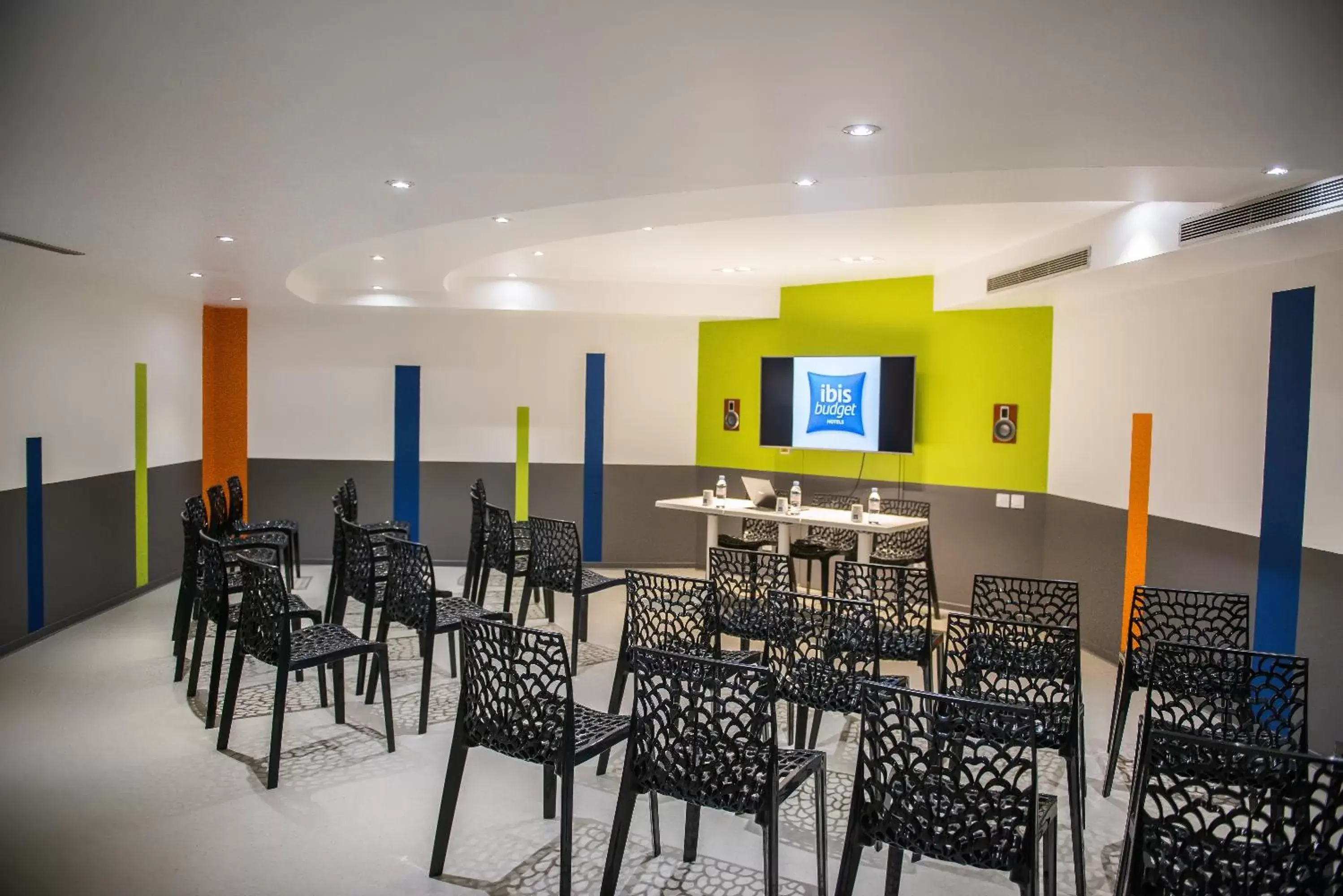 Meeting/conference room, Restaurant/Places to Eat in ibis budget Site du Futuroscope