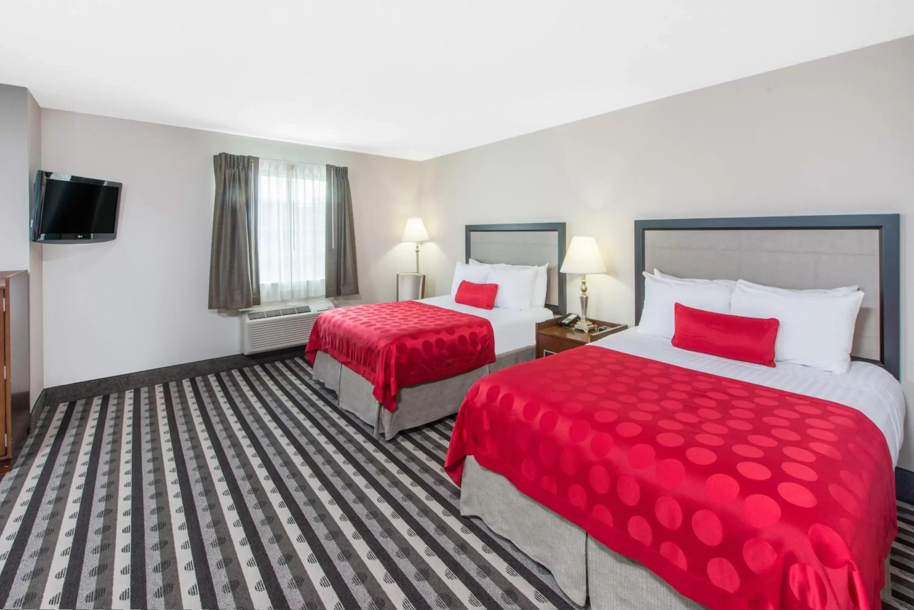 TV and multimedia, Bed in Ramada by Wyndham Springfield North