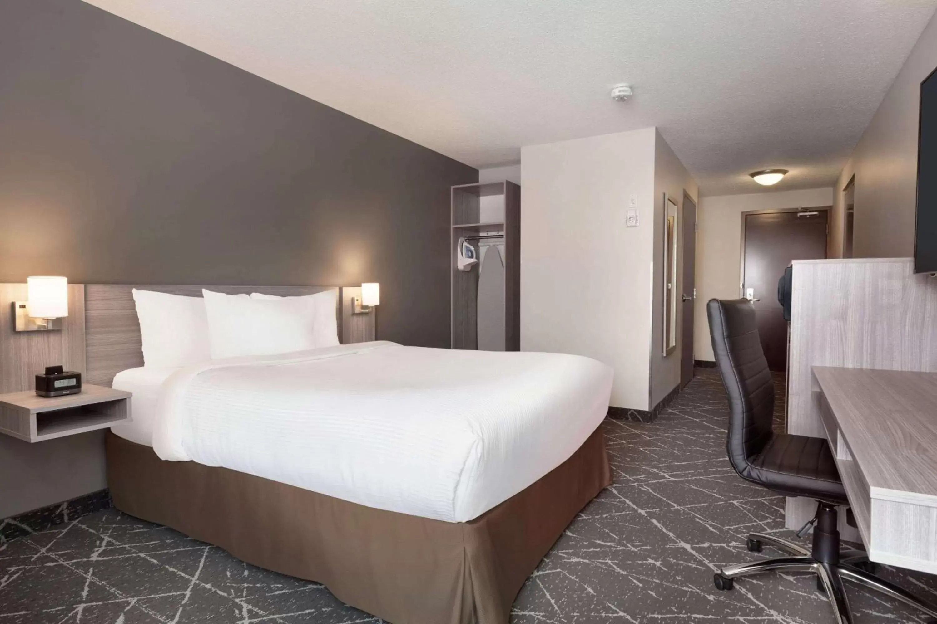 Photo of the whole room, Bed in Microtel Inn & Suites by Wyndham Lloydminster