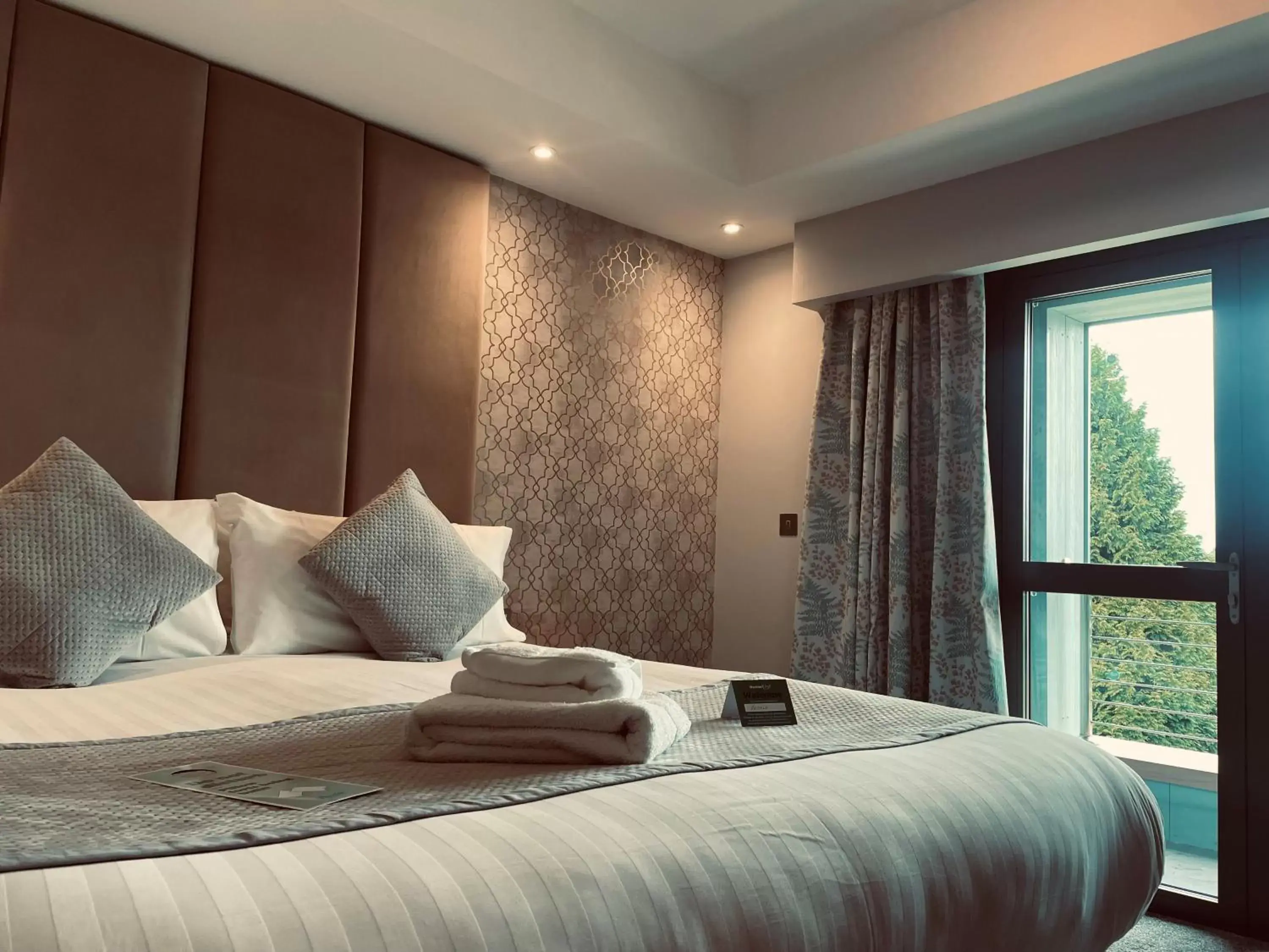 Bedroom, Bed in Boston West Hotel Bedroom, Bed in Boston West Hotel