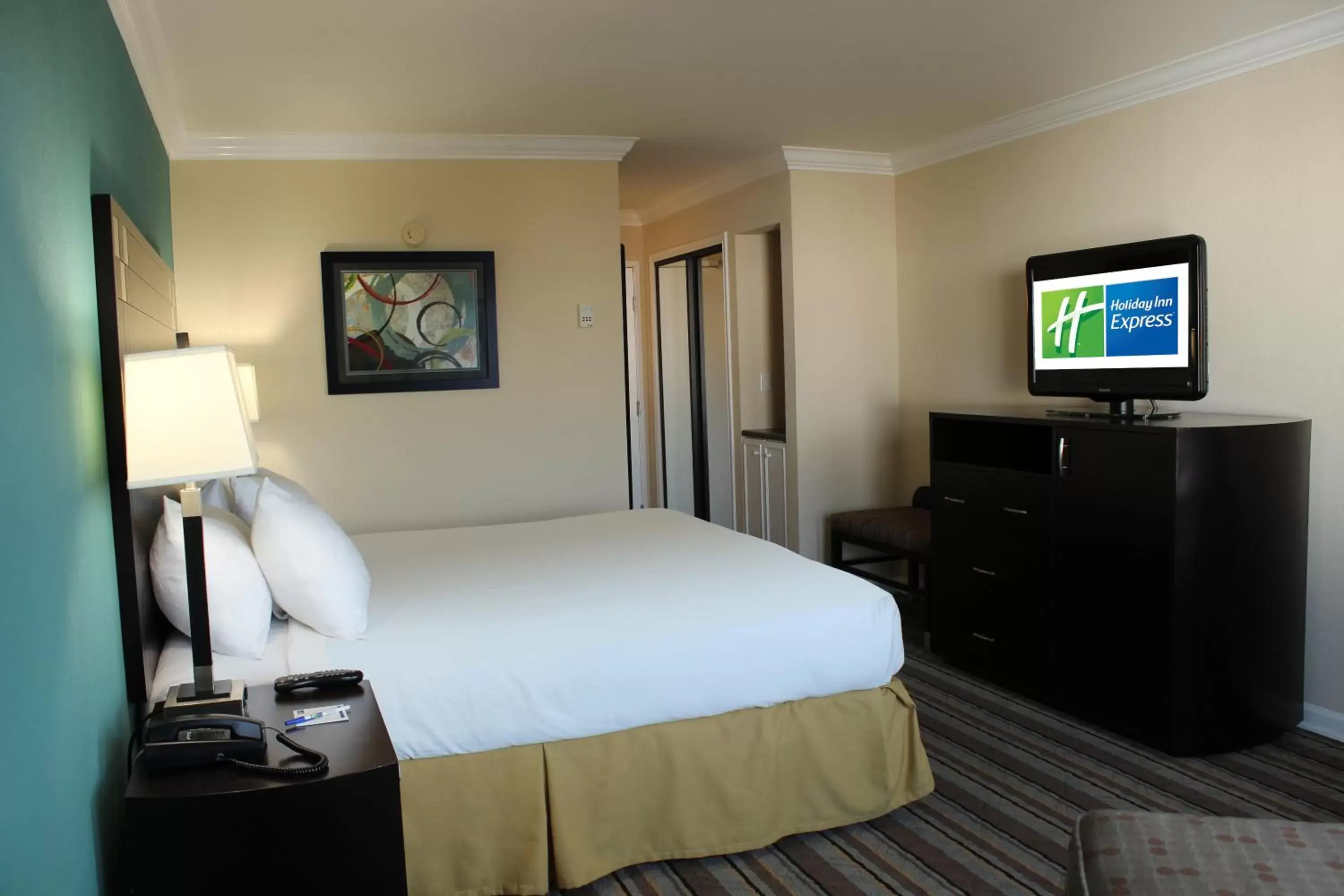 Photo of the whole room, Bed in Holiday Inn Express Van Nuys, an IHG Hotel