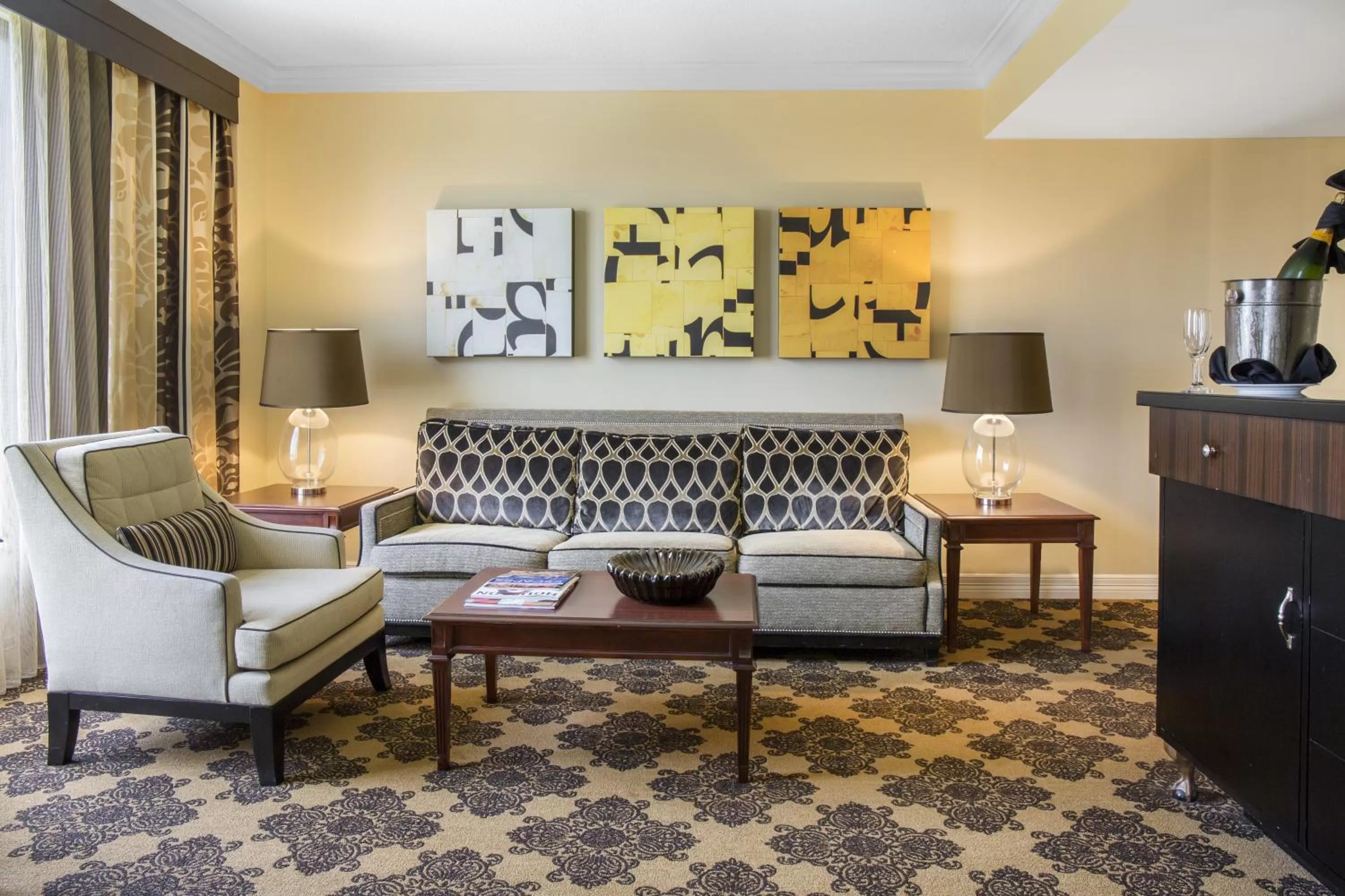 Living room in Omni Houston Hotel