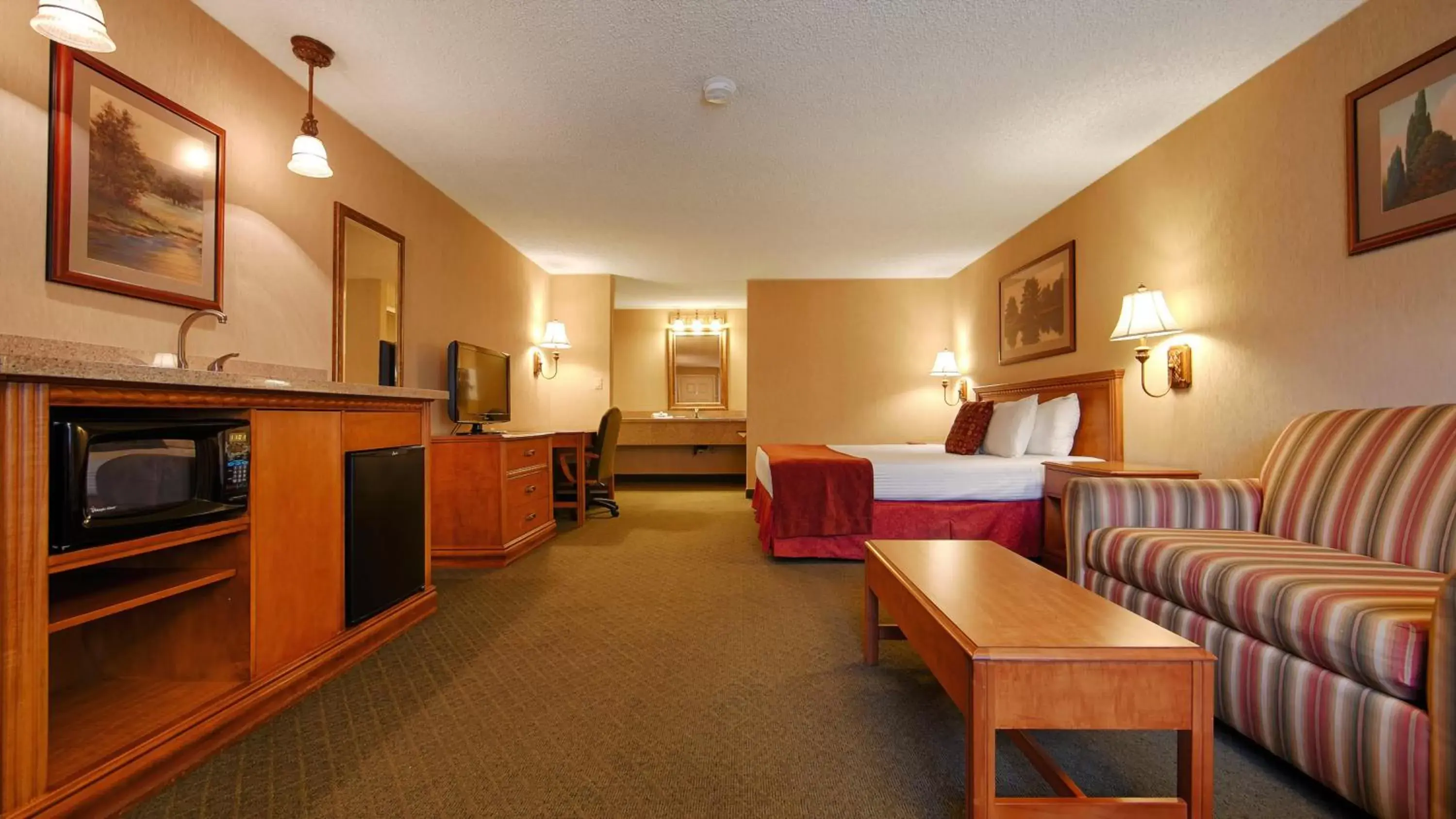 Photo of the whole room, Kitchen/Kitchenette in Best Western Shadow Inn