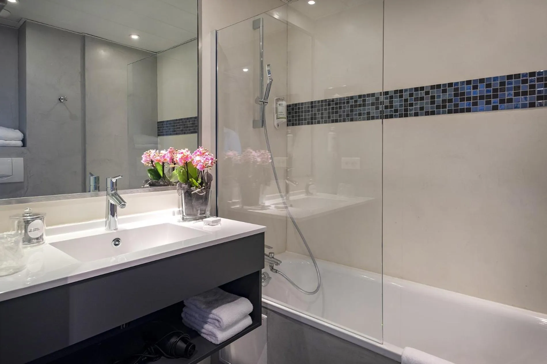 Bathroom in Servotel Saint-Vincent