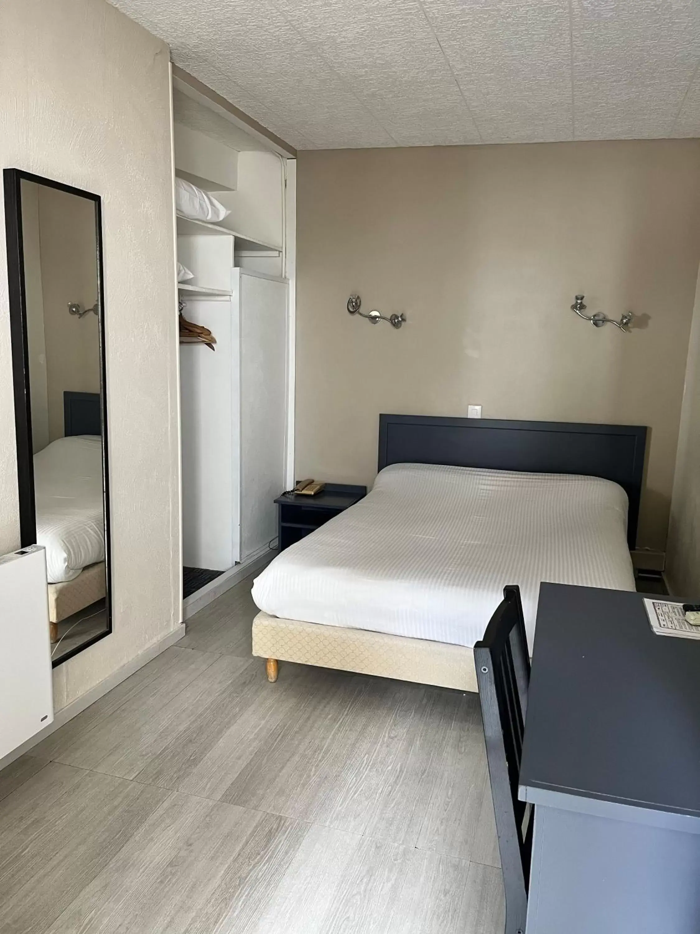 Economy Double Room in Hôtel Le Thurot- Dijon Centre Gare Economy Double Room in Hôtel Le Thurot- Dijon Centre Gare