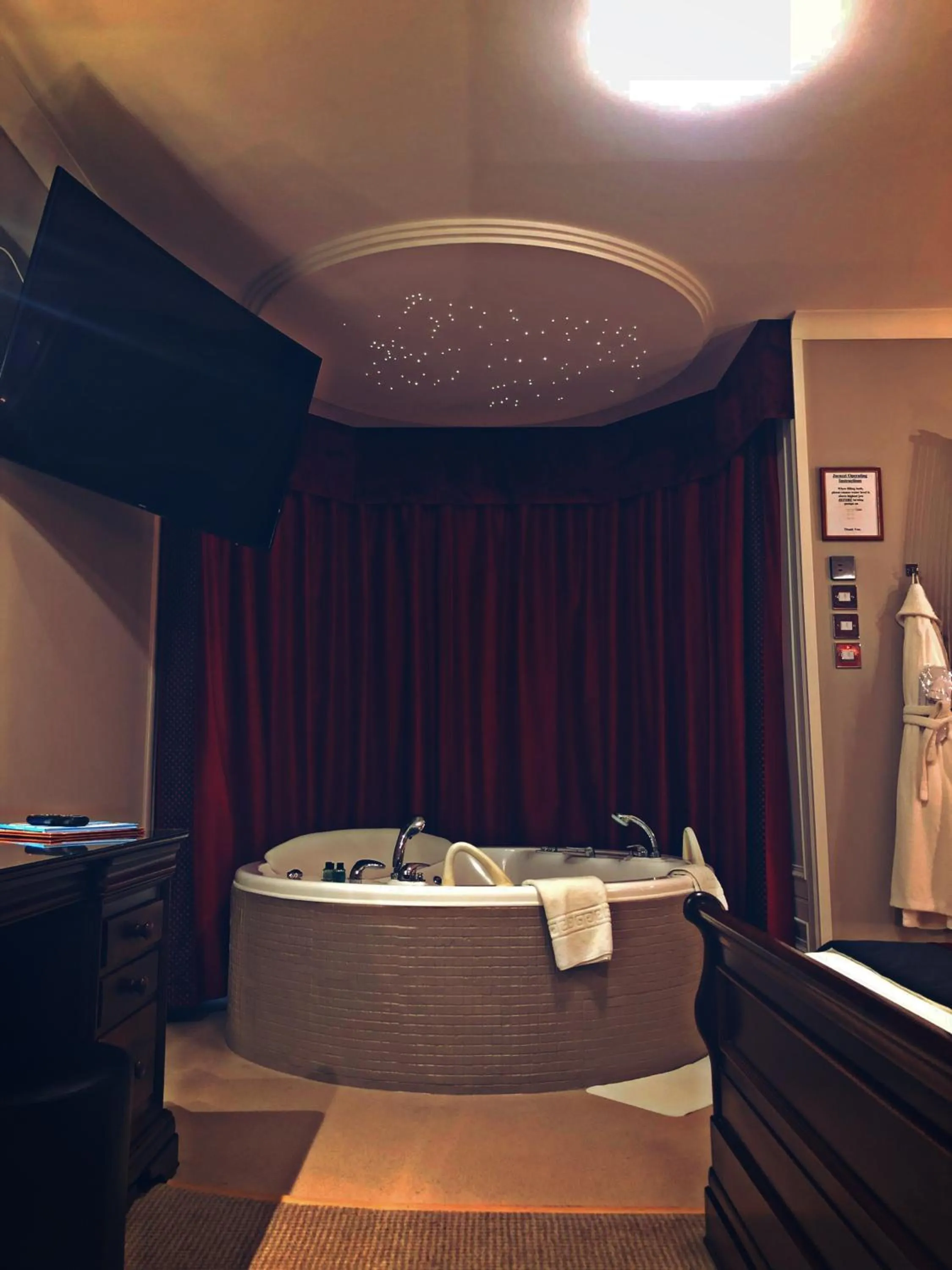 Hot Tub, Bed in Beaufort Hotel