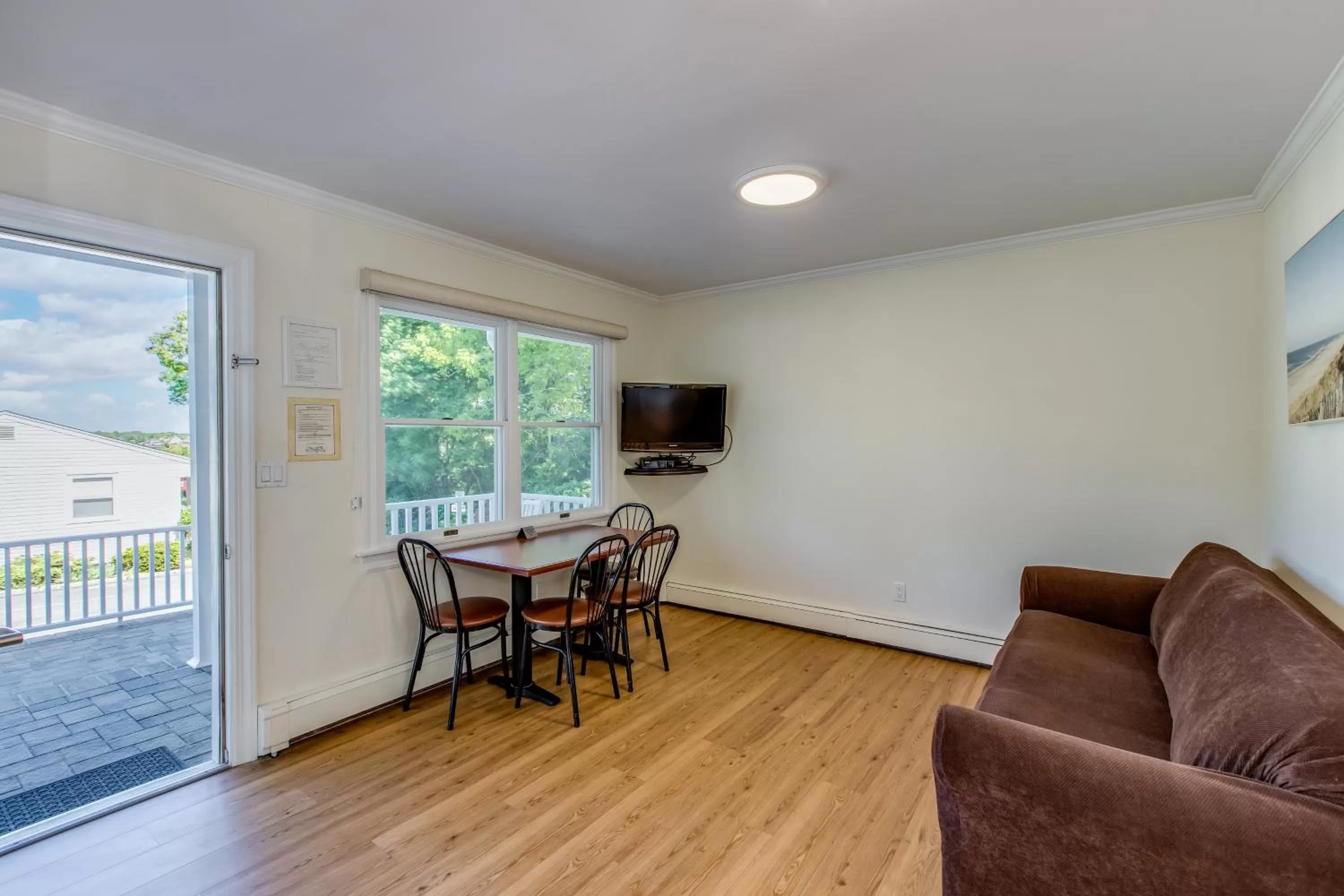 Dining Area in Colonial Shores Resort