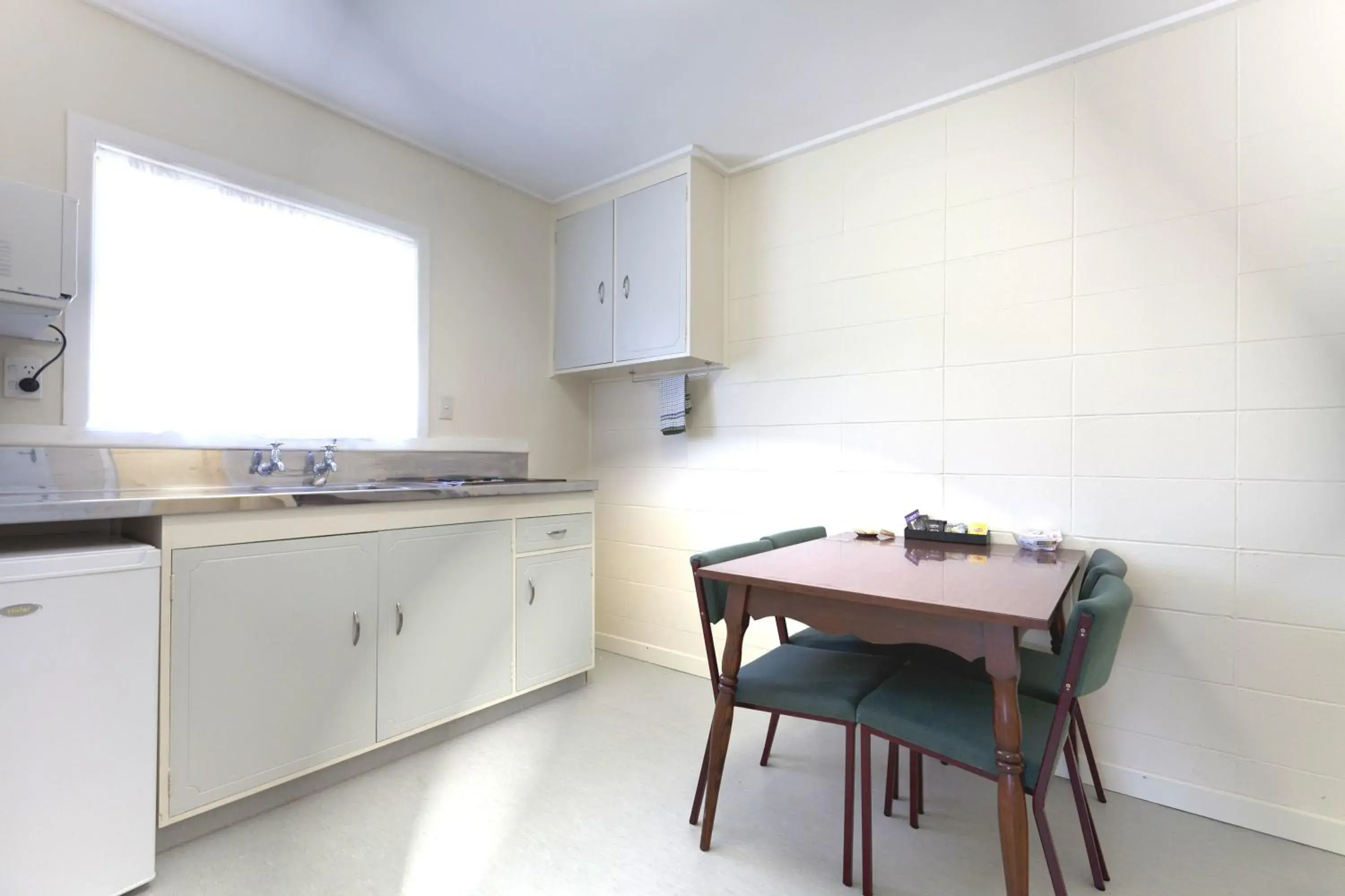 Balcony/Terrace, Kitchen/Kitchenette in Tudor Motor Lodge