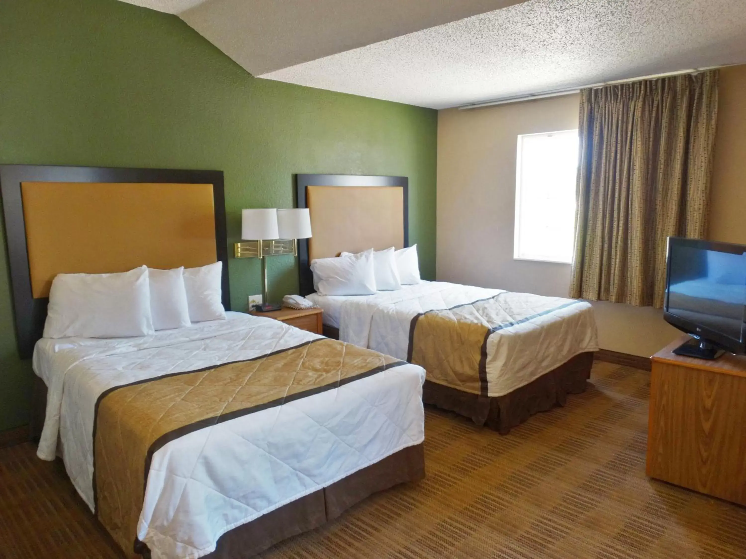 Bed in Extended Stay America Suites - Louisville - Alliant Avenue