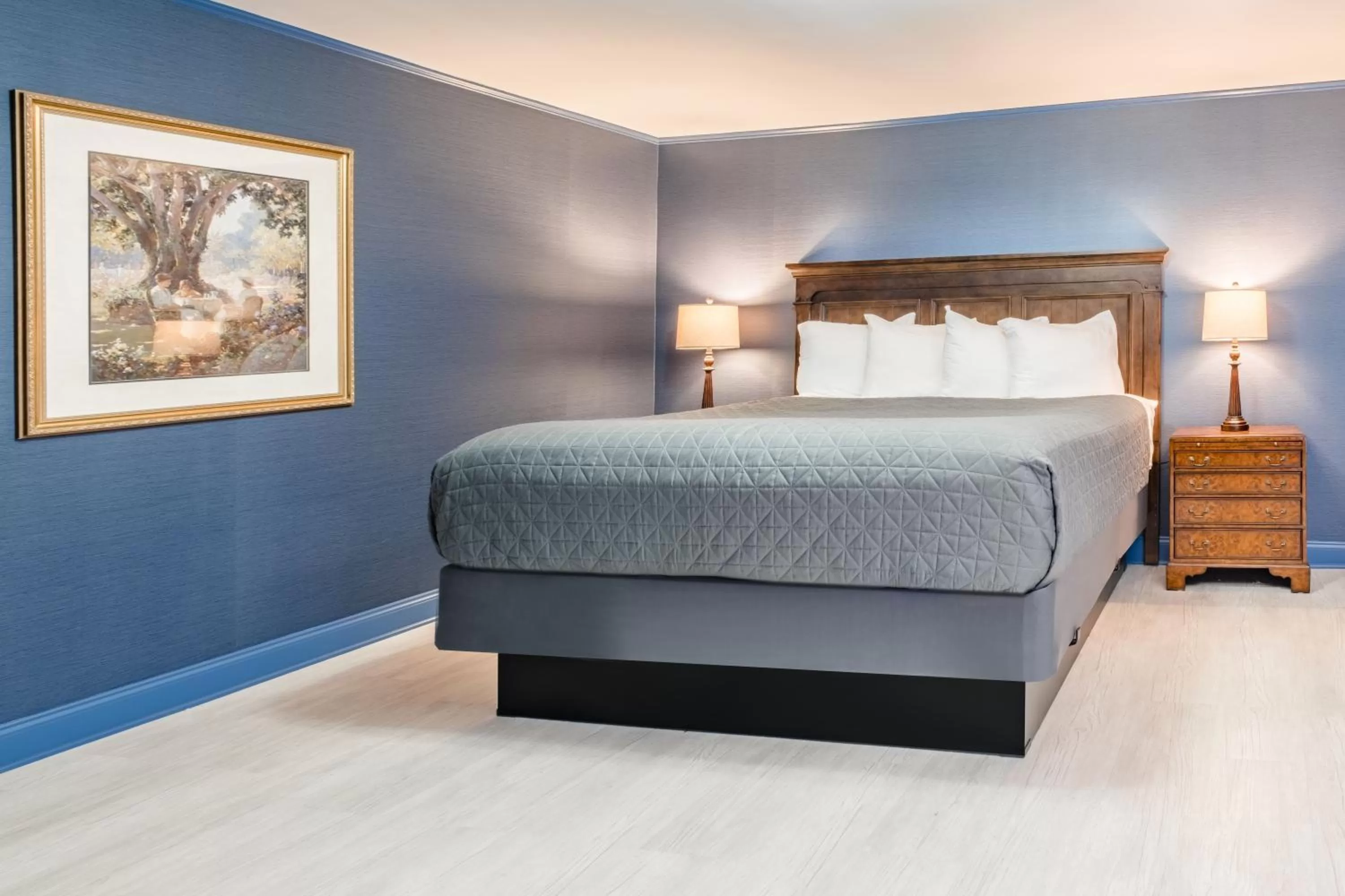 Bedroom, Bed in Red Coach Inn