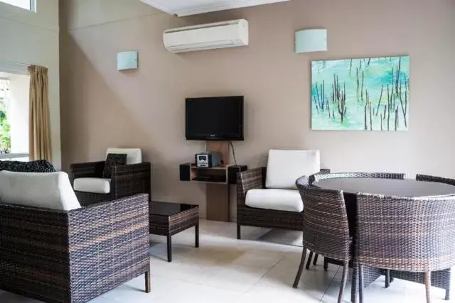 Dining area, Seating Area in Reef Resort Villas Port Douglas