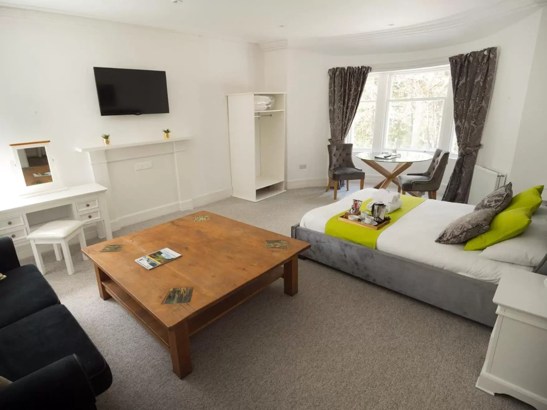 Bedroom, TV/Entertainment Center in Drumdevan Country House, Inverness