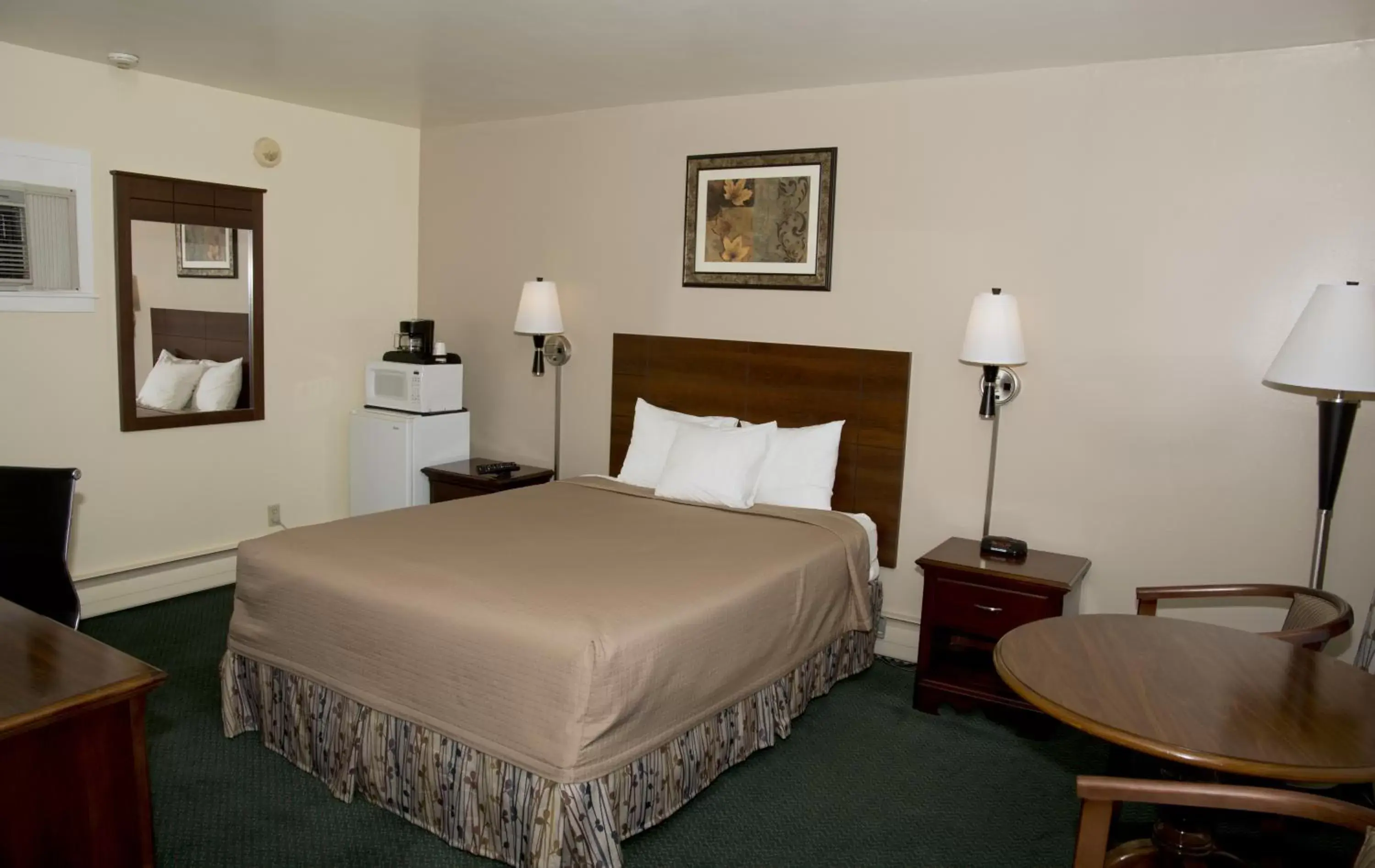 Photo of the whole room, Bed in Travelers Inn