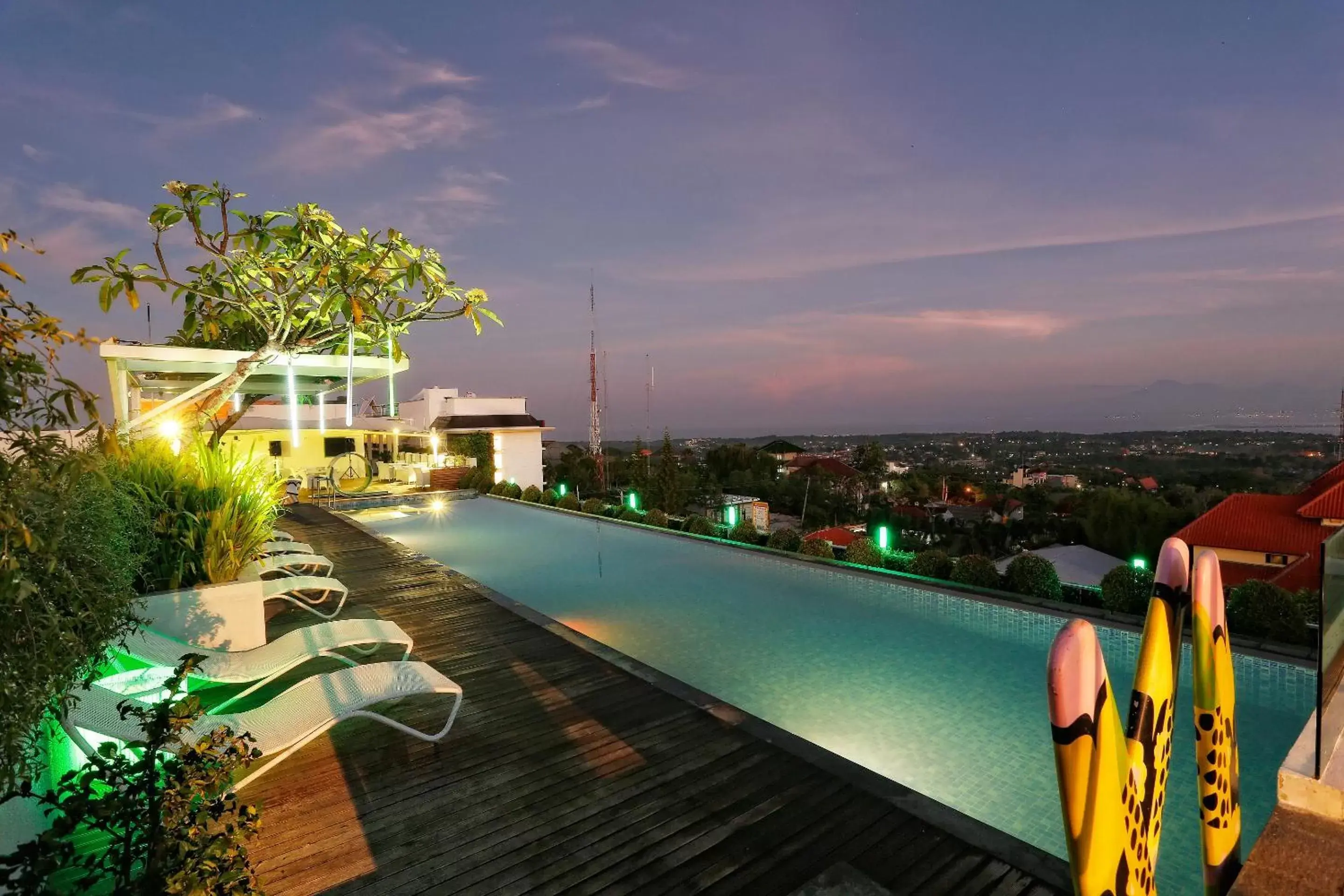 Swimming pool in MaxOneHotels at Bukit Jimbaran Swimming pool in MaxOneHotels at Bukit Jimbaran
