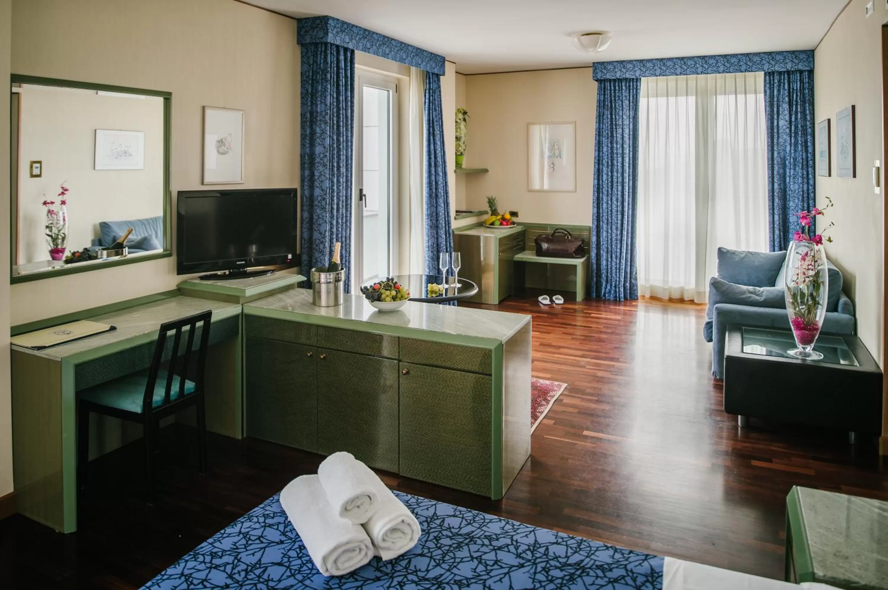 Photo of the whole room, Bed in Hotel Royal