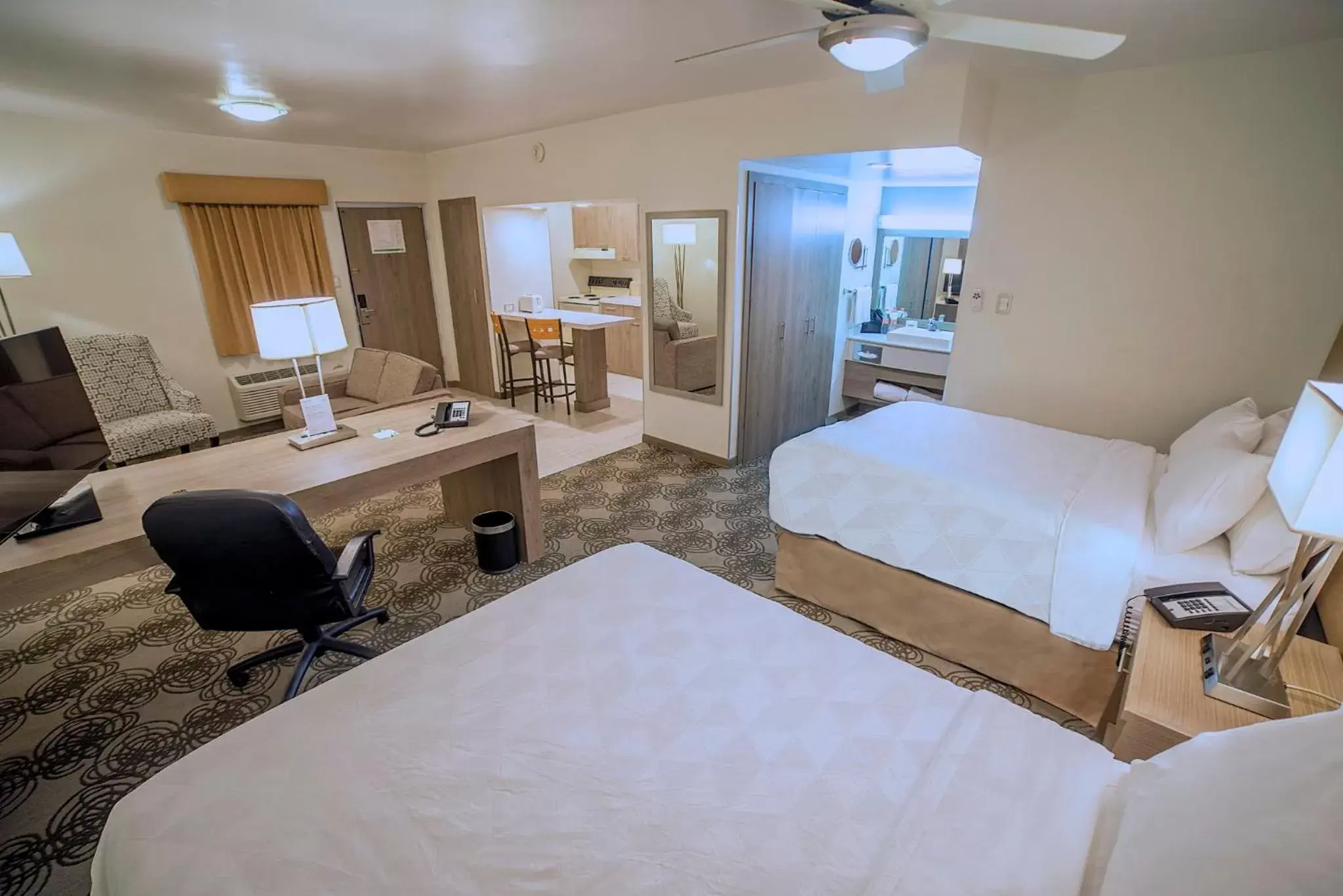Photo of the whole room, Bed in Holiday Inn Hotel & Suites Chihuahua, an IHG Hotel