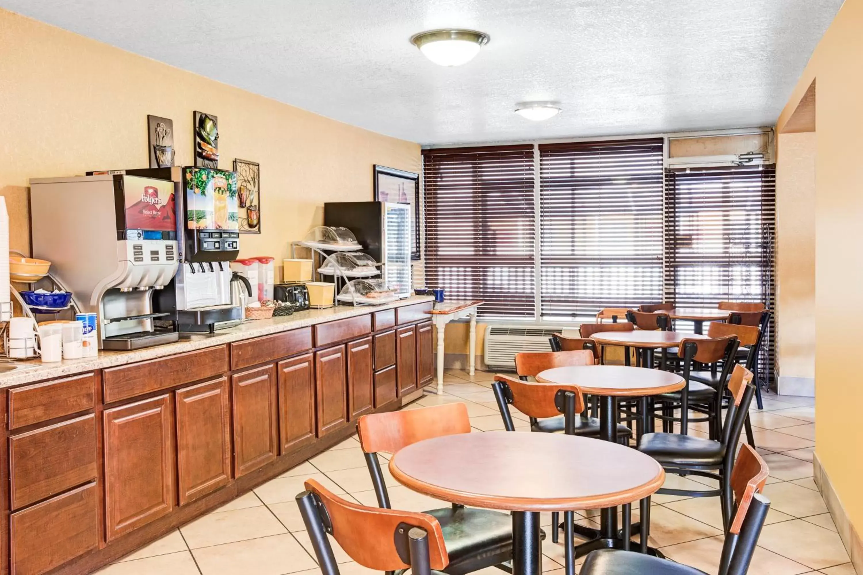 Breakfast, Restaurant/Places to Eat in Days Inn & Suites by Wyndham Downtown Gatlinburg Parkway