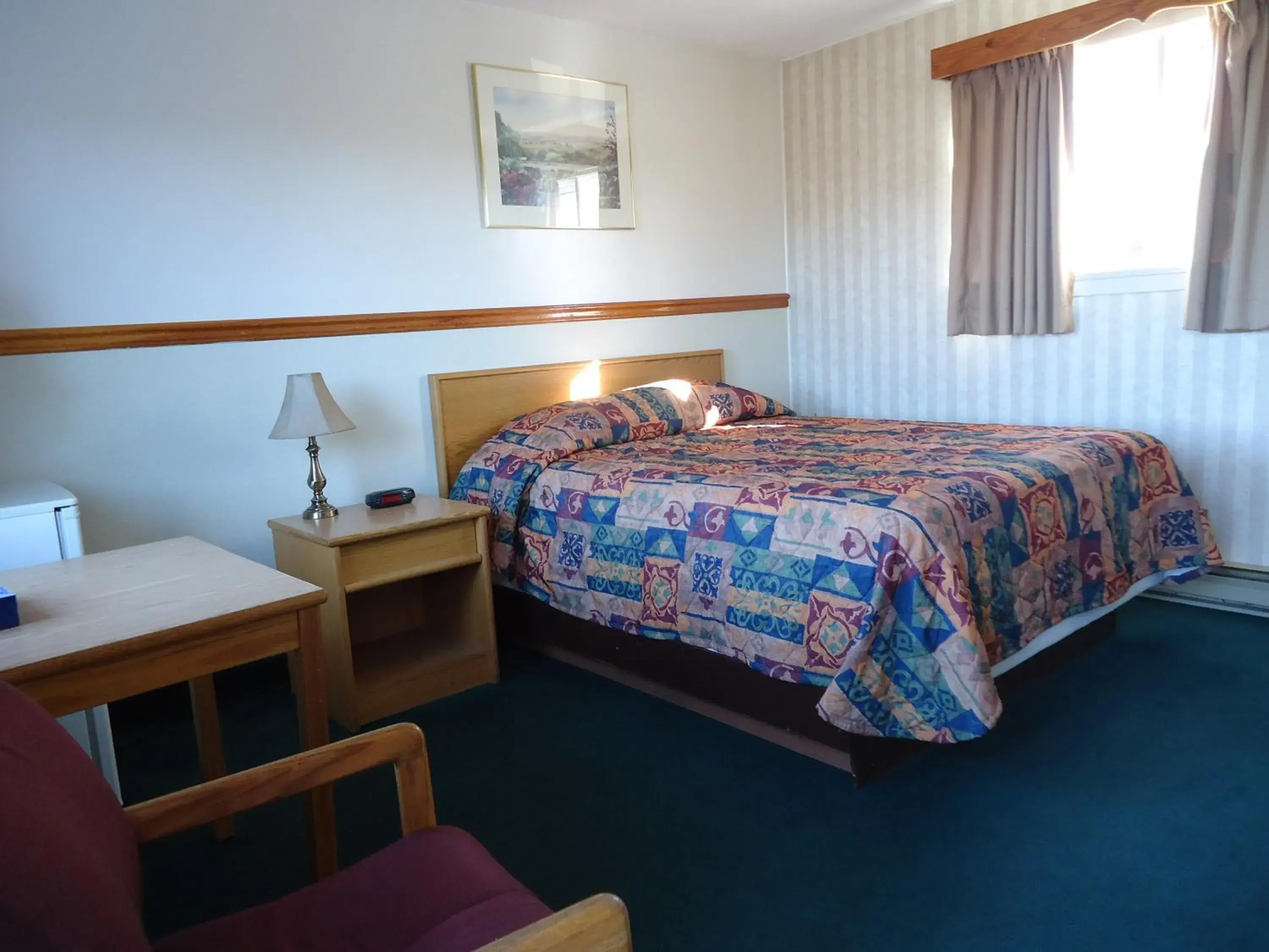 Photo of the whole room, Bed in Kingsway Inn
