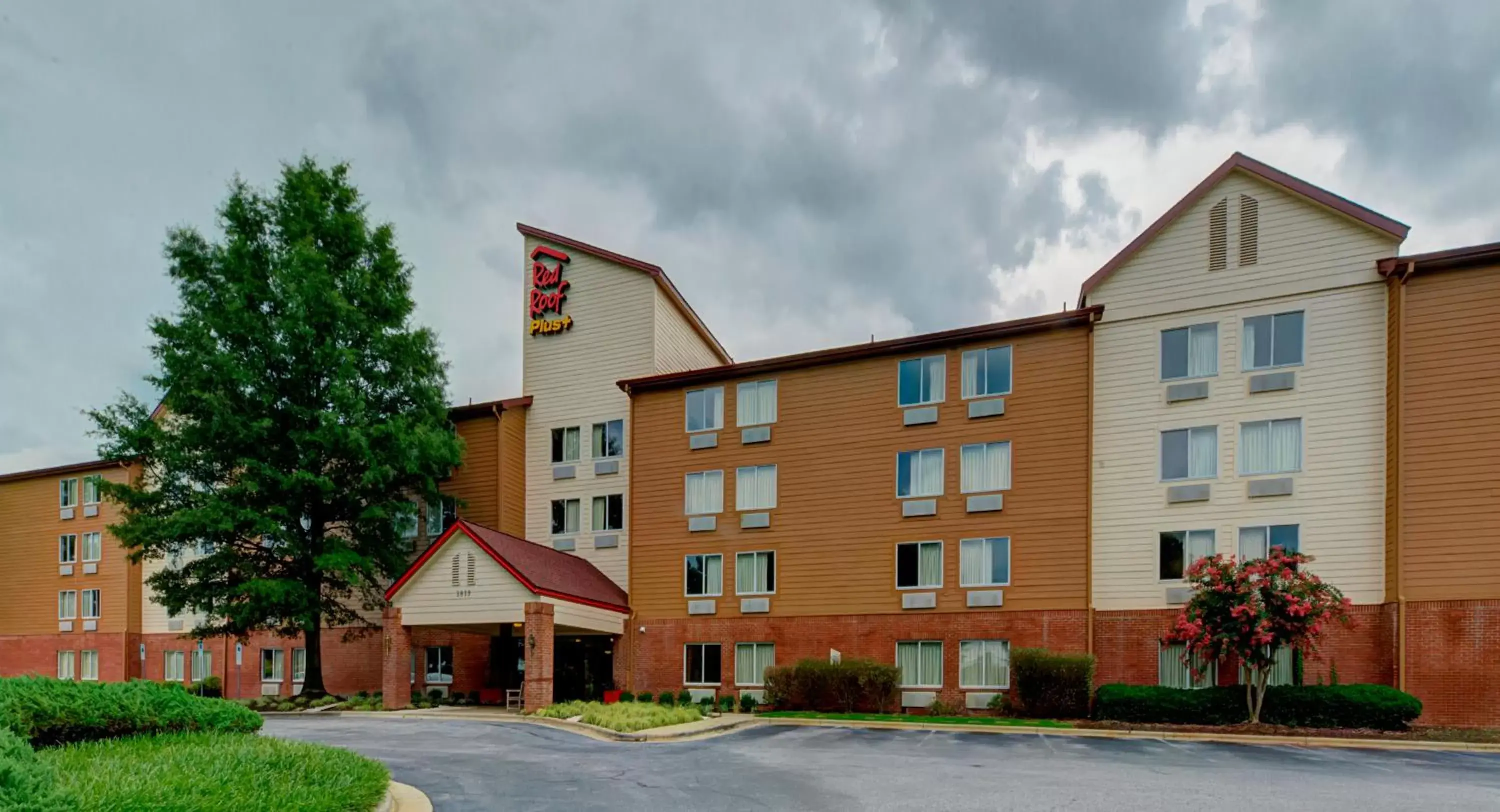 Property Building in Red Roof Inn PLUS Raleigh Downtown NCSU Conv Center