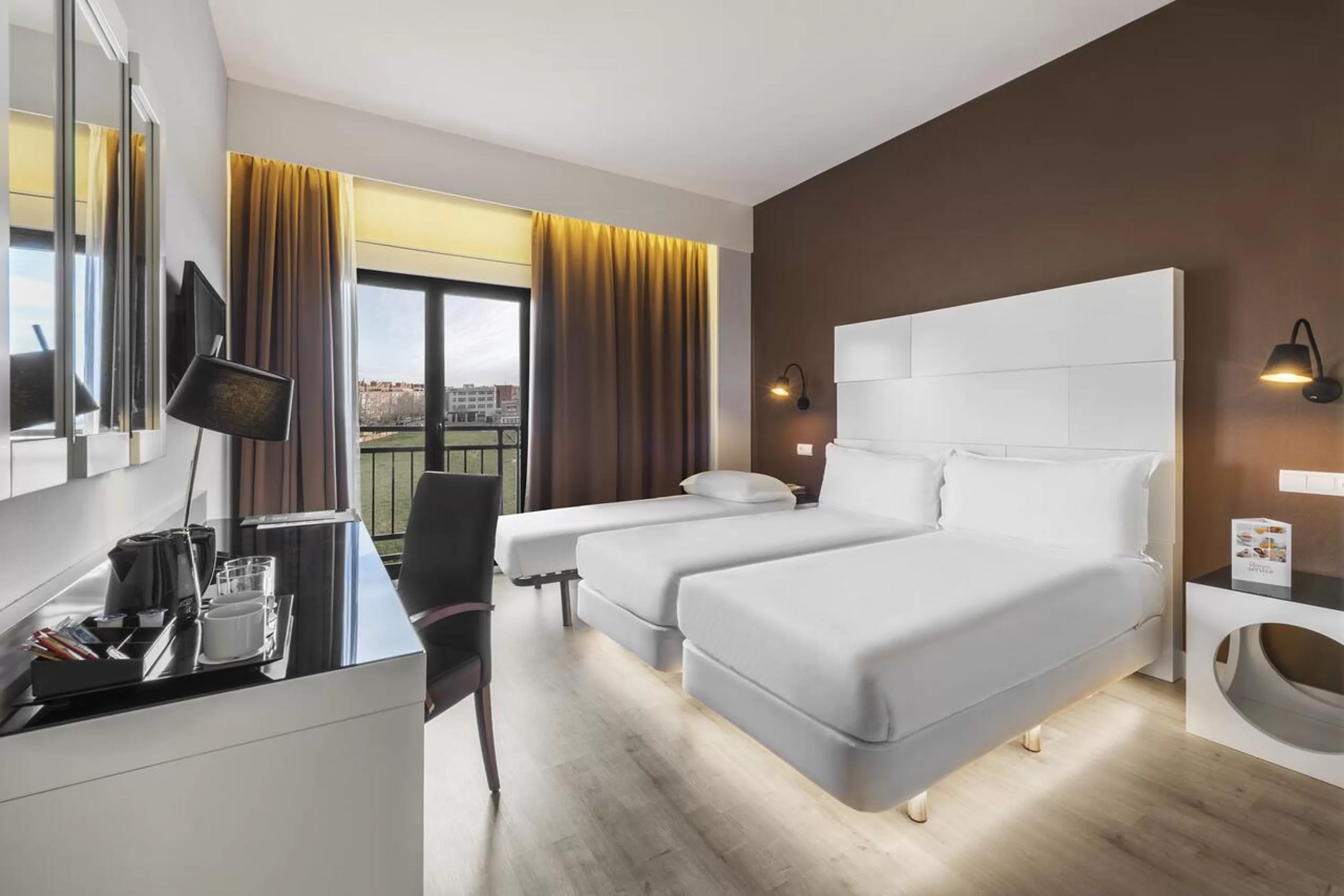 Photo of the whole room, Bed in Elba Madrid Alcalá