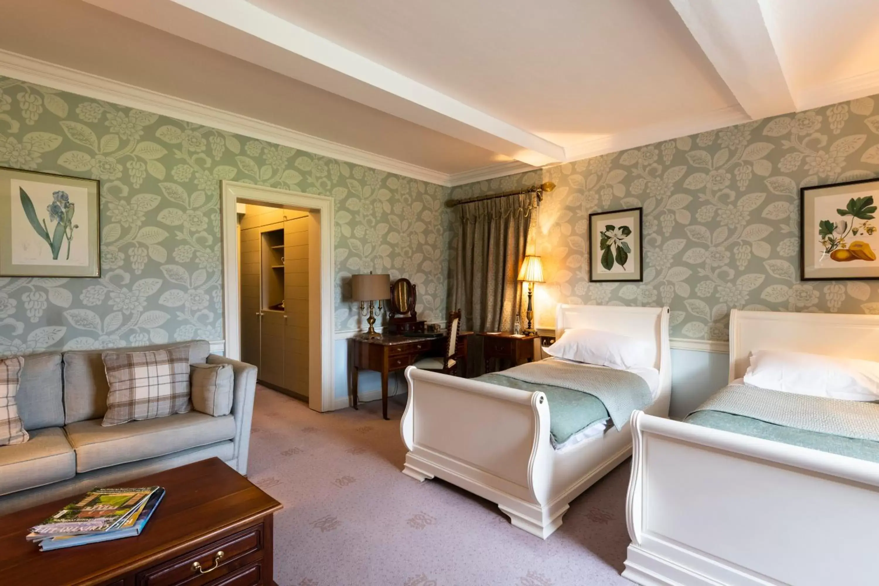 Bedroom, Seating Area in Cavendish Hotel