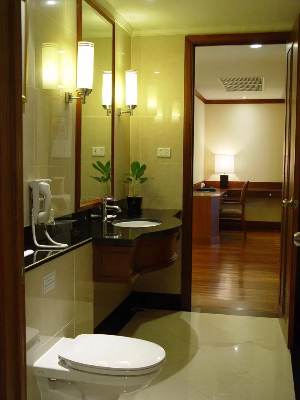 Bathroom in Rama Gardens Hotel Bangkok