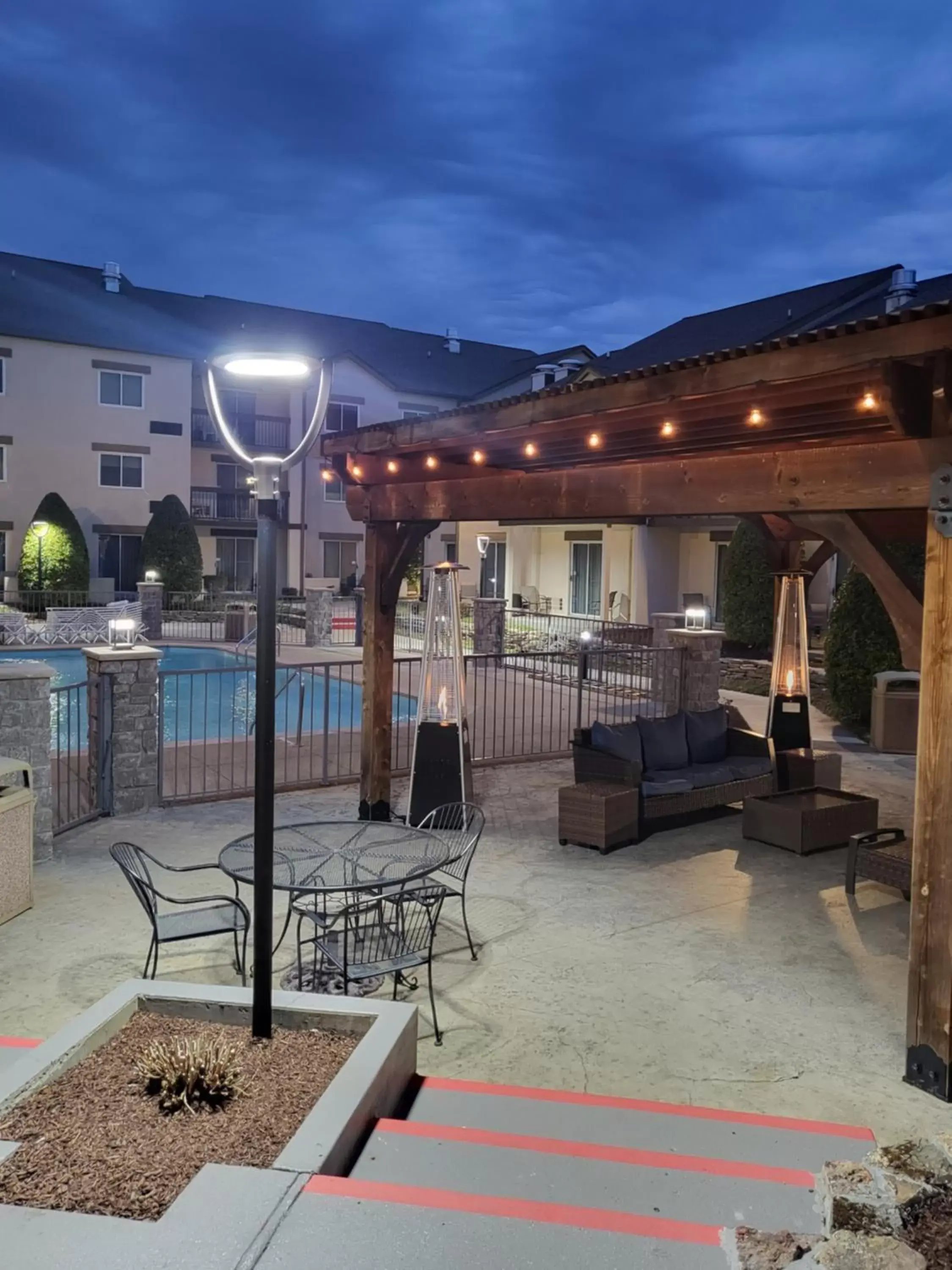 Swimming Pool in Club Hotel Nashville Inn & Suites