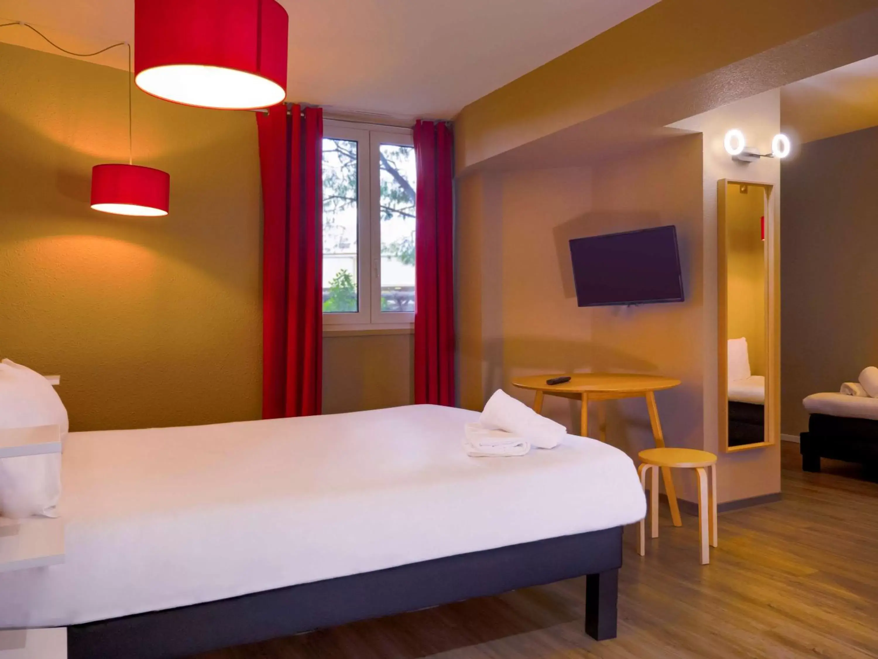 Photo of the whole room, Bed in ibis Arles