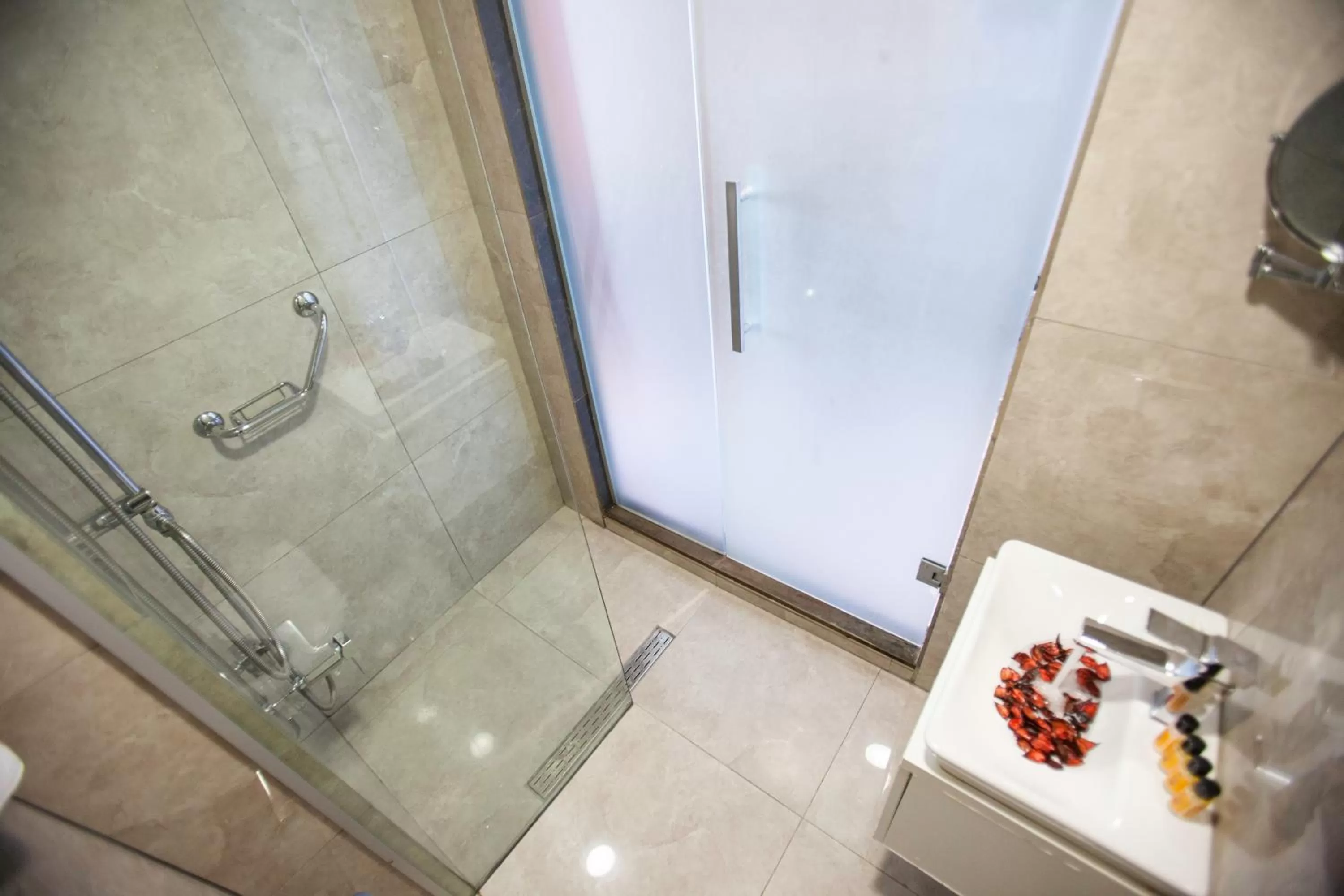 Shower in Duo Galata Hotel