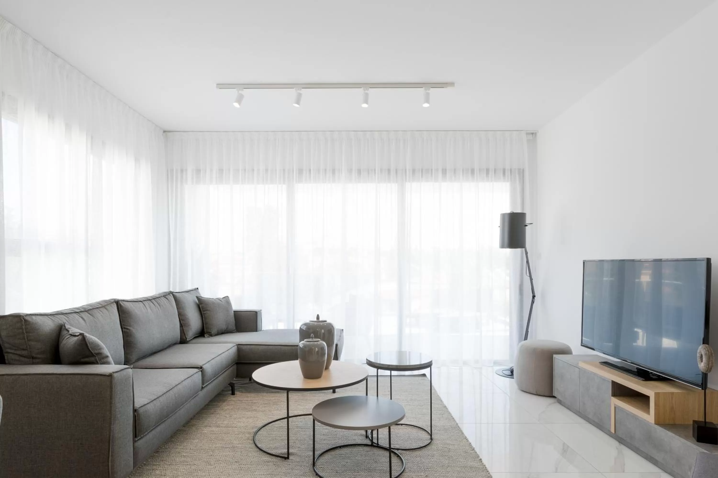 Superior Three-Bedroom Apartment with pool view in Downtown Park